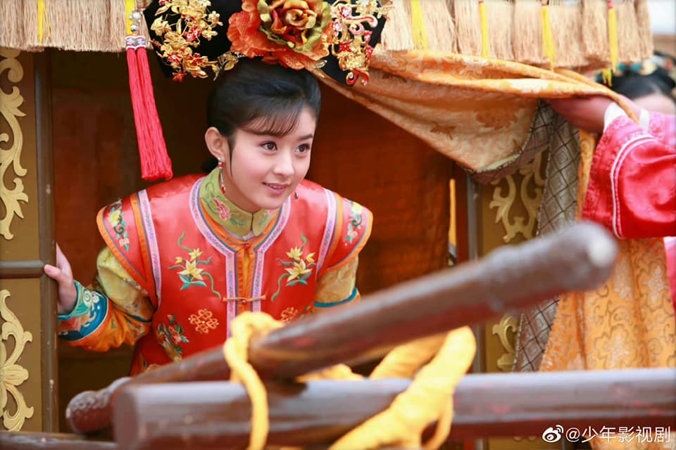 Trong dòng sự kiện diễn viên ngoại quốc Benjamin Schwartz thông báo kết hôn với bạn trai, bộ phim 'Tân hoàn châu cách cách' đã nhanh chóng leo lên Hot Search vô cùng nhanh nhạy. Theo đó cư dân mạng đã đào lại nhan sắc của nhân vật Tình Nhi đầy trong trẻo và đáng yêu do Triệu Lệ Dĩnh thủ vai ở độ tuổi 24. Đây cũng vai diễn khiến nhiều người biết đến Triệu Lệ Dĩnh và chứng kiến những bước 'chuyển mình' của Triệu Lệ Dĩnh trong sự nghiệp diễn xuất.