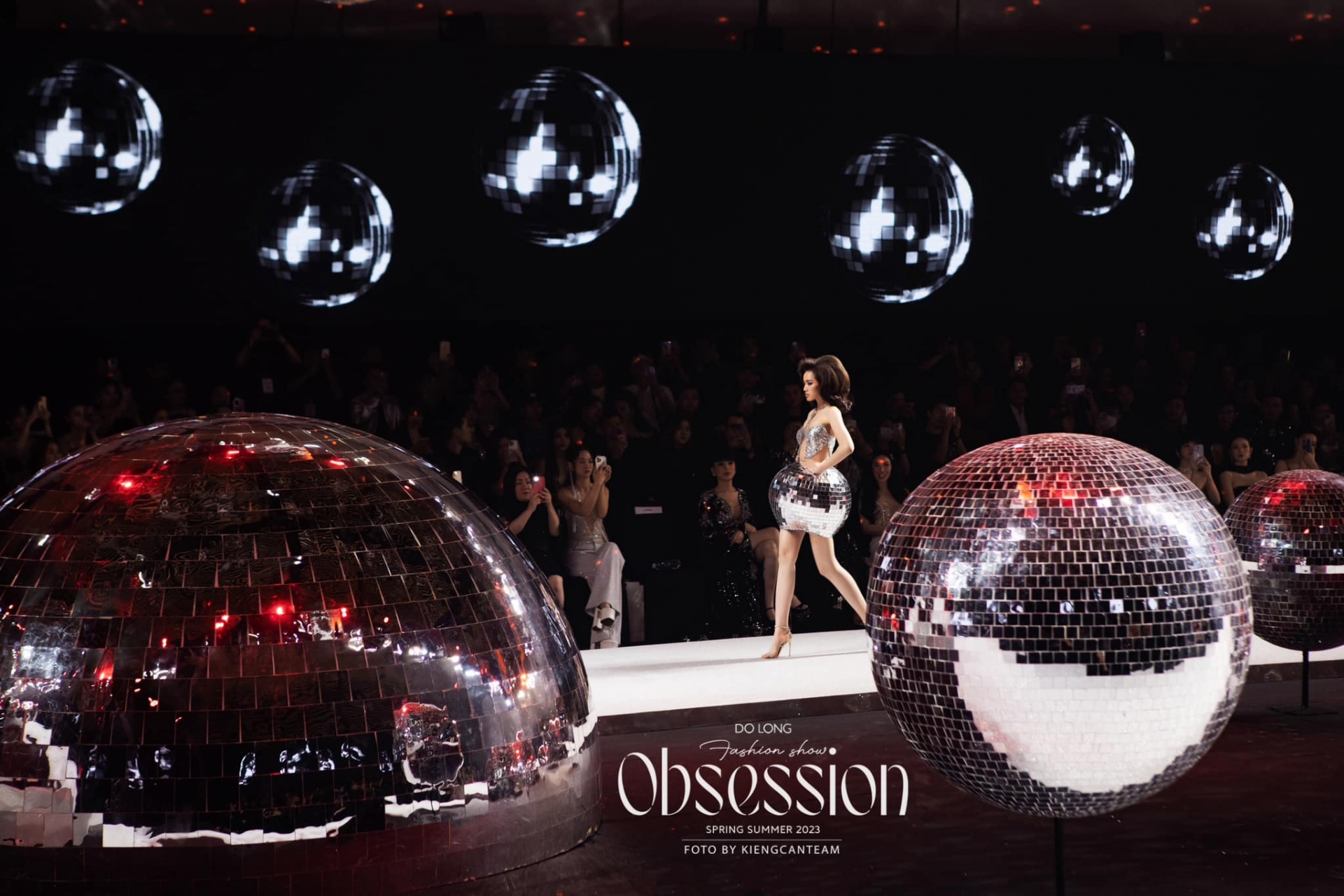 Đỗ Thị Hà hóa thân thành quý cô cổ điển với mái tóc đánh phồng, đặc biệt là bộ cánh hình quả cầu độc đáo