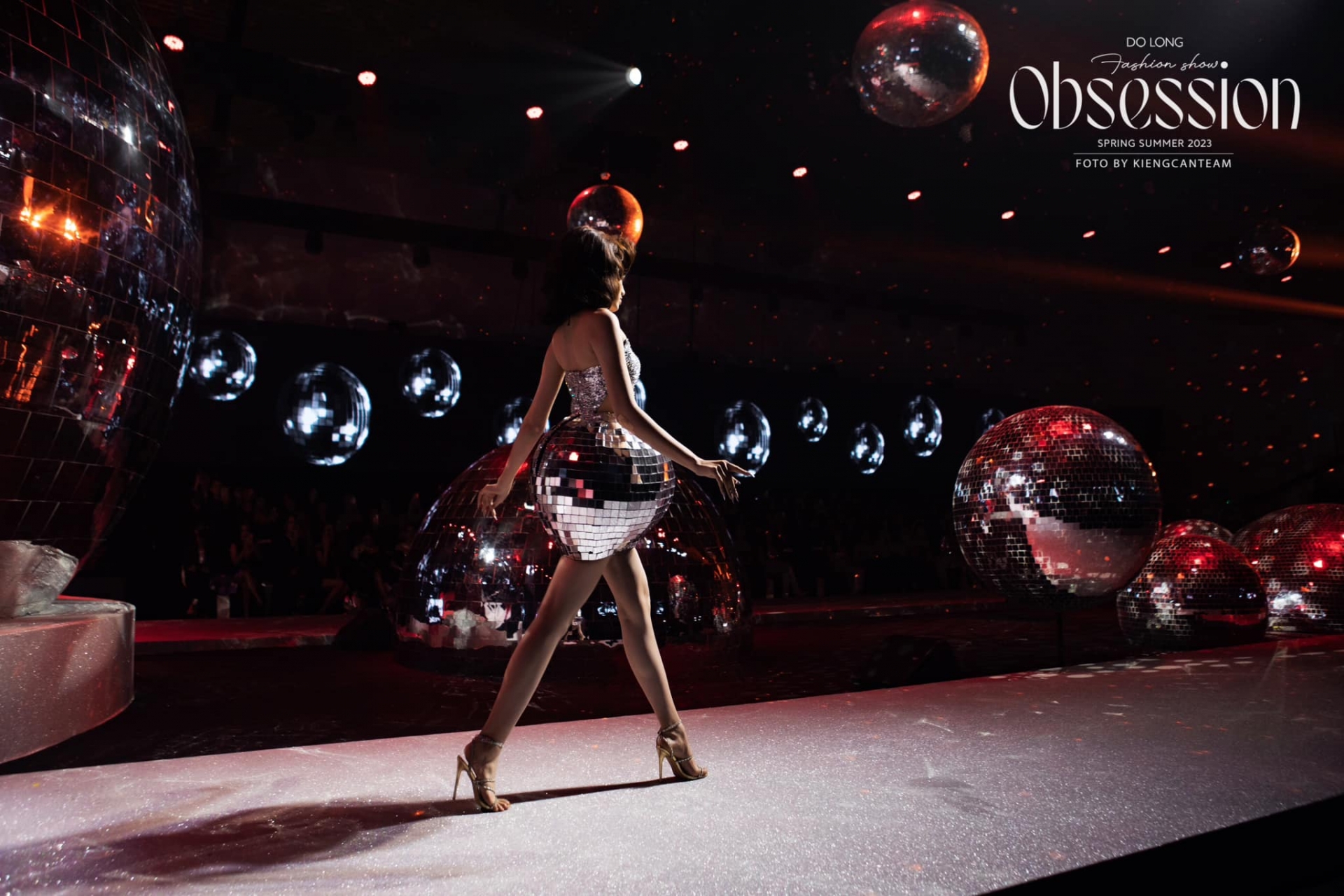 Video: Đỗ Thị Hà để mặt mộc đi duyệt chương trình, 'quậy đục' sàn diễn nhờ lợi thế này - Ảnh 7