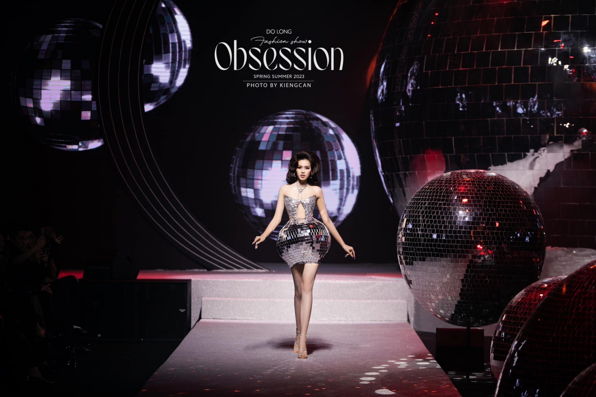 Video: Đỗ Thị Hà để mặt mộc đi duyệt chương trình, 'quậy đục' sàn diễn nhờ lợi thế này - Ảnh 6