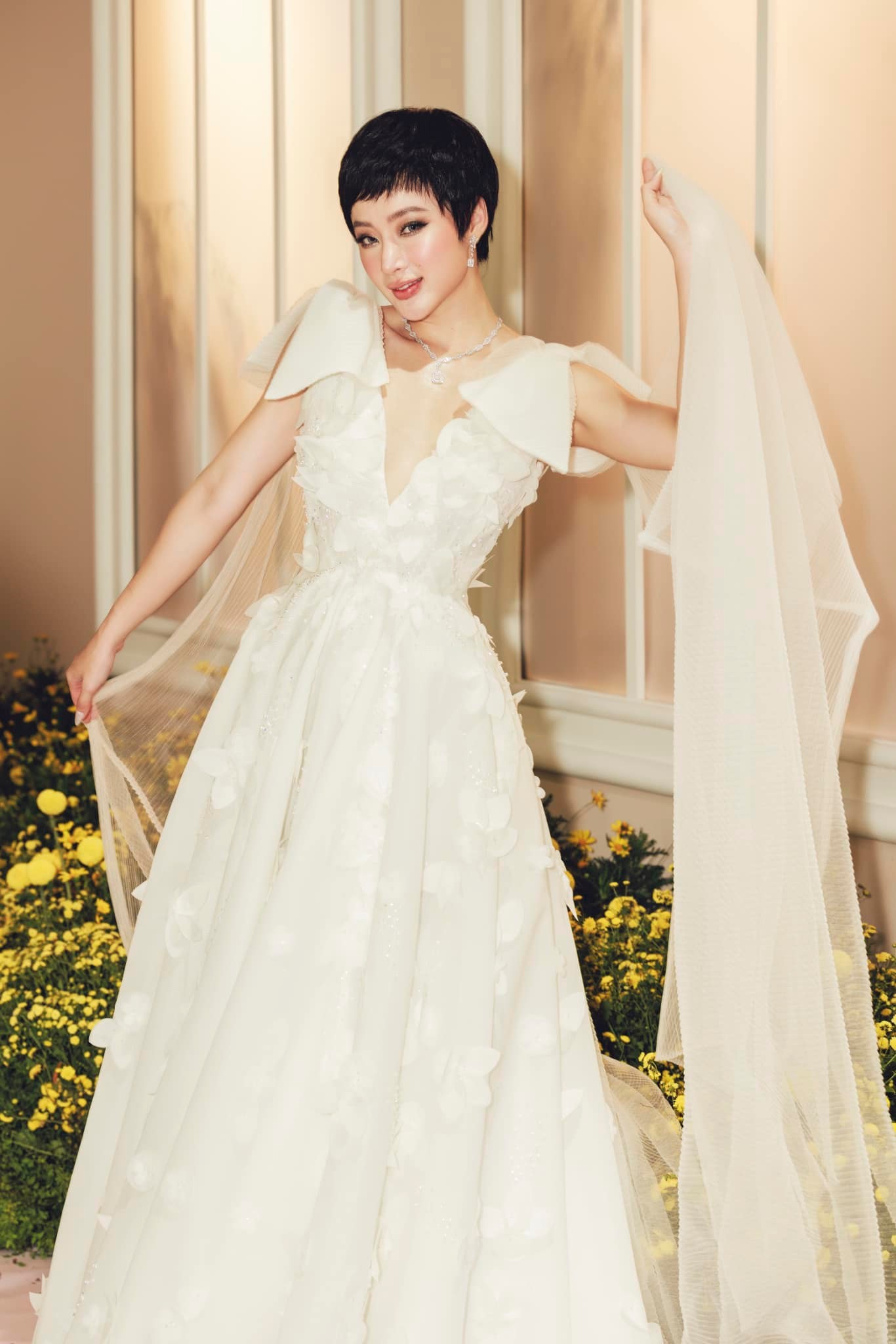 Angela Phương Trinh khoe thân hình lực lưỡng tại phòng tập - Ảnh 1 Angela Phương Trinh khoe thân hình lực lưỡng tại phòng tập - Ảnh 1