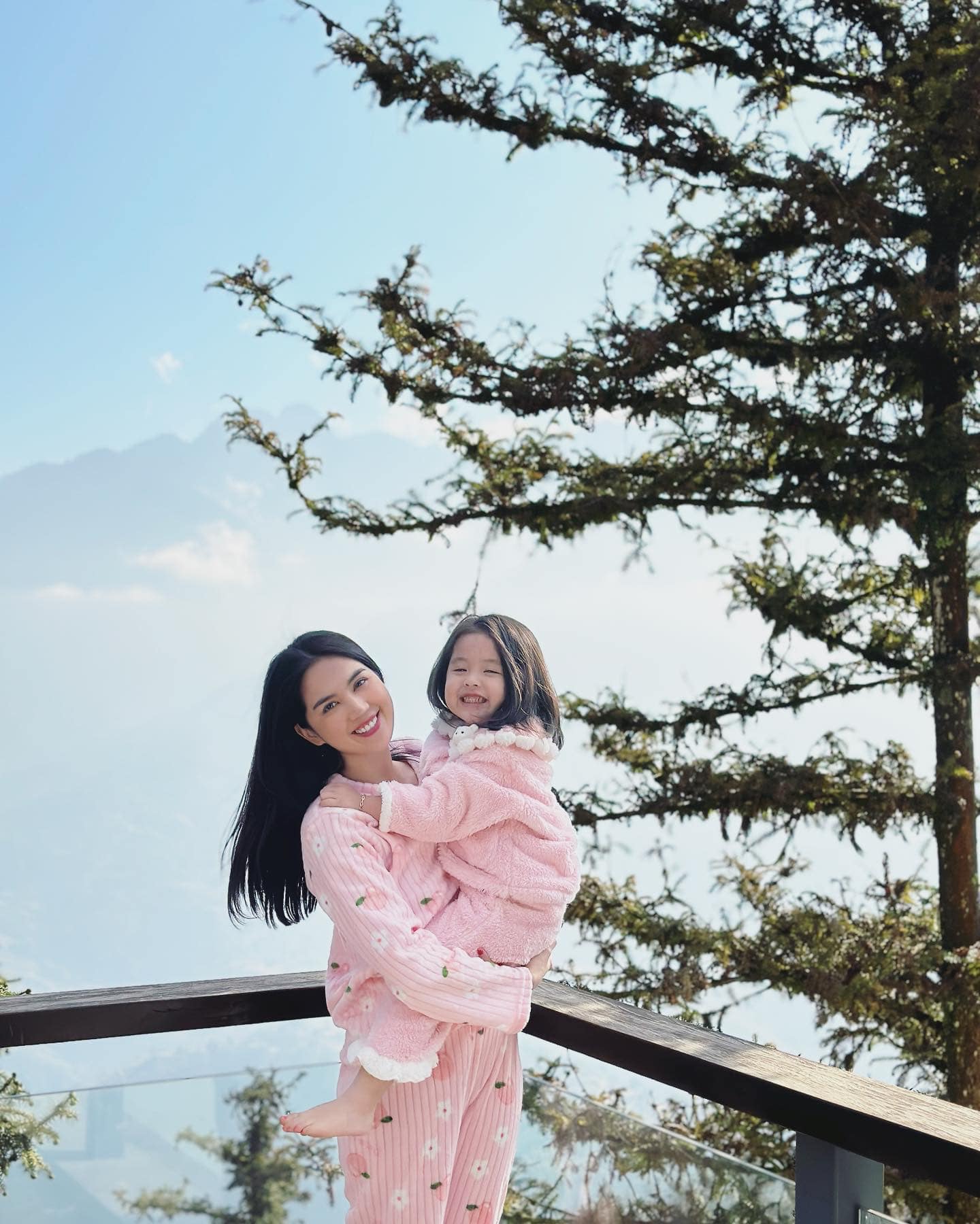 Vẻ thanh thuần của Ngọc Trinh khiến bao người say đắm