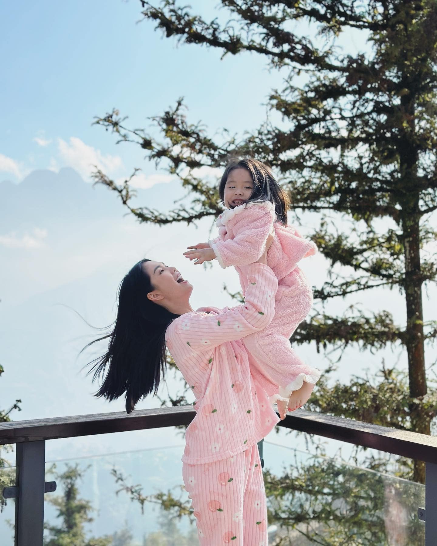 Ngọc Trinh chứng minh câu nói 'người đẹp mặc gì cũng đẹp'