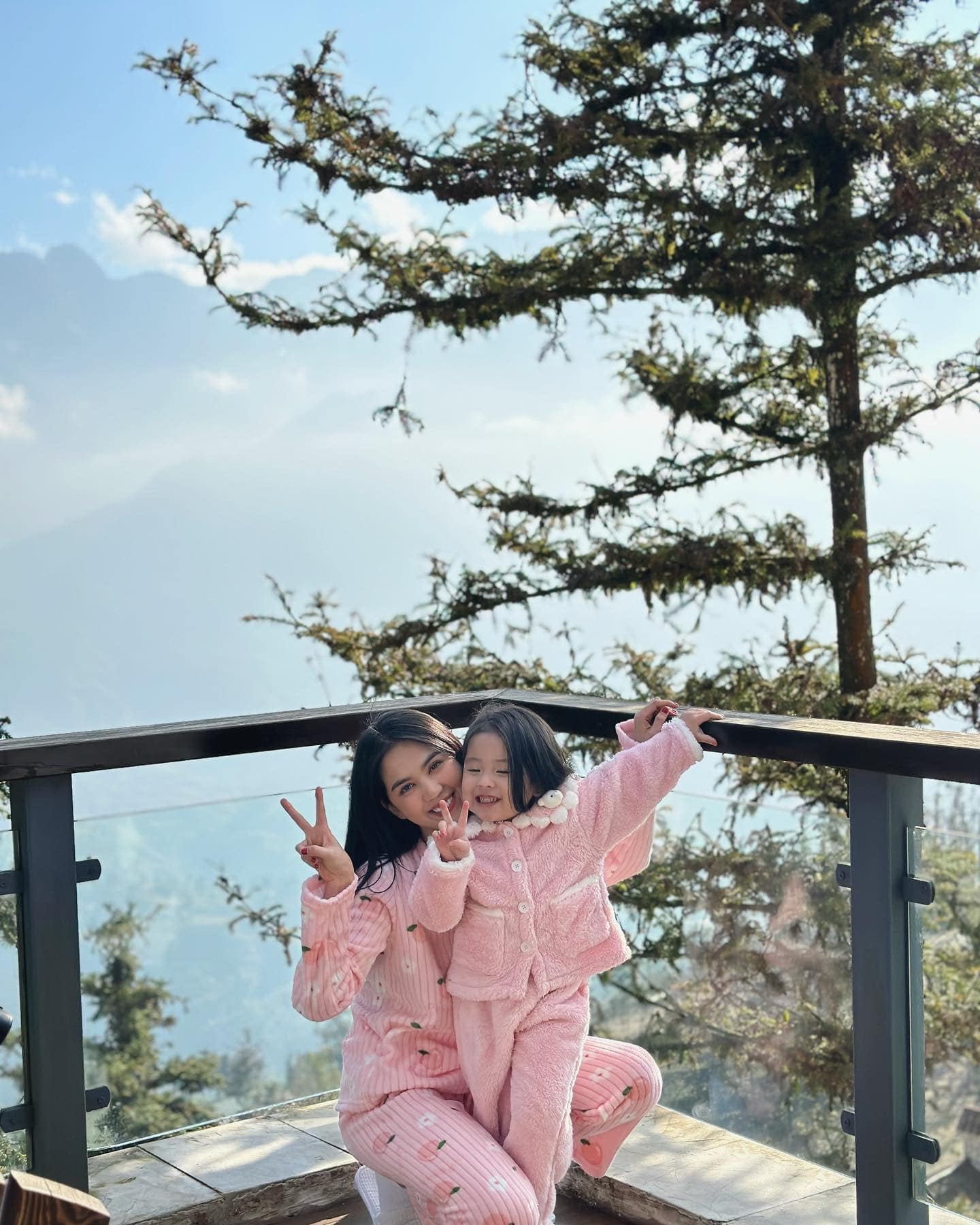 Cần gì những thiết kế kiệm vải, cứ 'kín cổng cao tường thế này', Ngọc Trinh cũng đủ ghi điểm