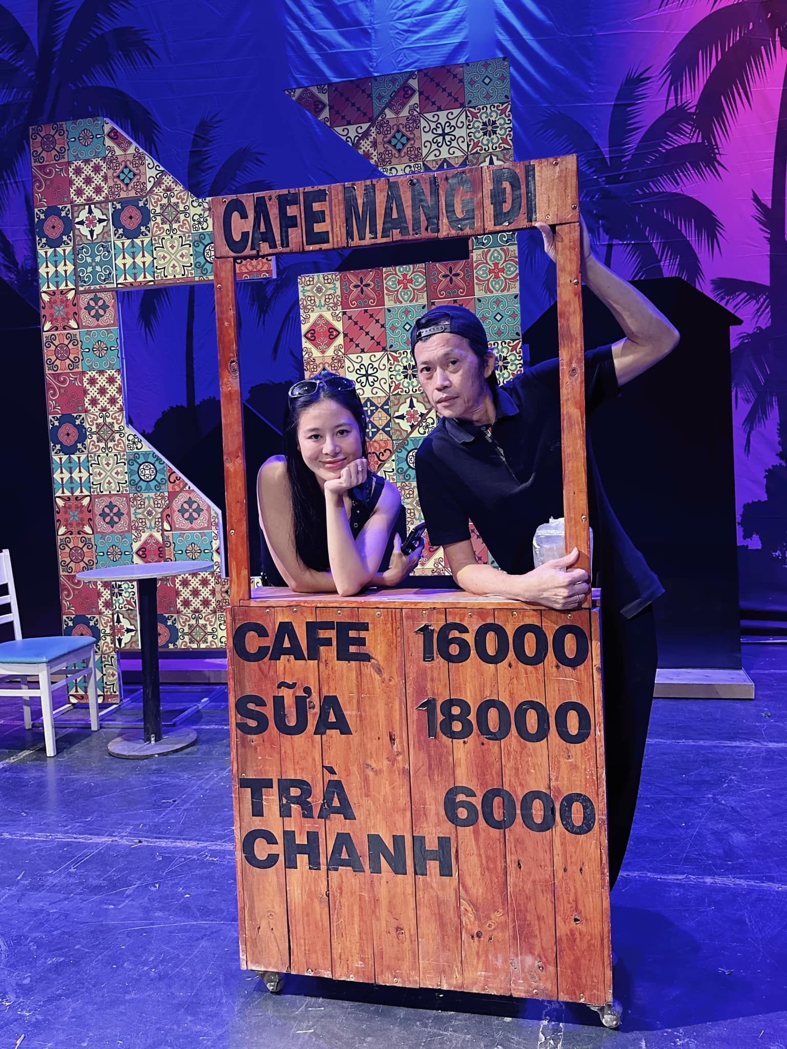 Hoài Linh tất bật tập luyện cho một chương trình tết 2023 cùng đàn em, thần sắc tươi tỉnh hơn nhiều so với trước đây. Ảnh: Facebook Nam Thư