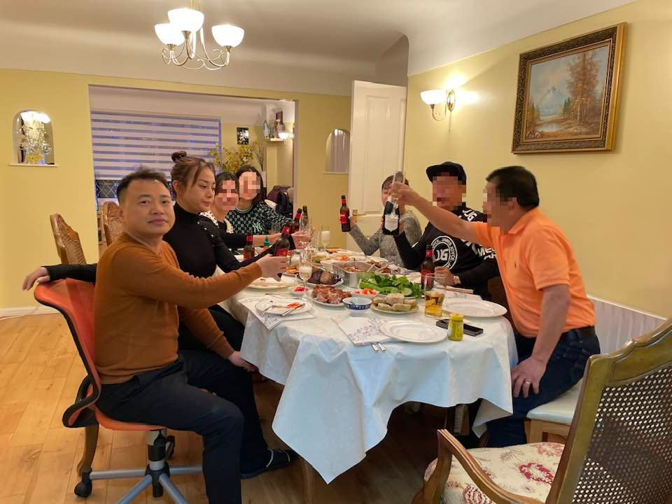 Phương Oanh và Shark Bình tình tứ trong bữa tiệc cùng bạn bè, người thân. Ảnh: Facebook