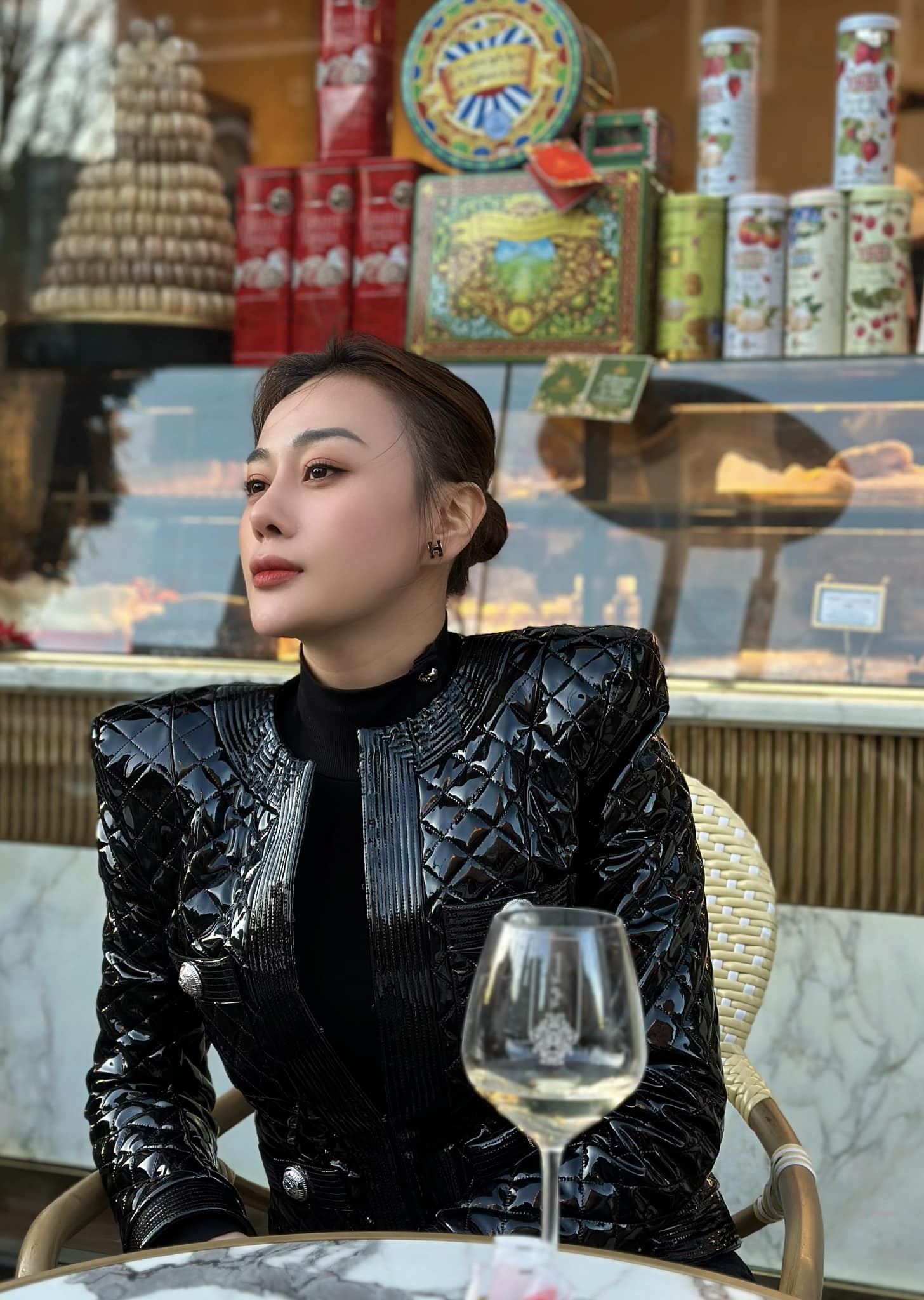 Phương Oanh đăng tải hình ảnh khoe nhan sắc xinh đẹp tại trời Tây. Ảnh: Facebook Phương Oanh