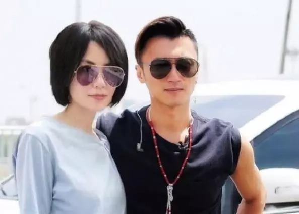 Ngày 4/1, Sohu đưa tin mối quan hệ của Tạ Đình Phong và Vương Phi hiện gây bàn tán. Cả hai bị nghi vấn rạn nứt tình cảm. Khác với giao thừa những năm trước, Tạ Đình Phong vừa qua đã chọn ở bên gia đình thay vì bạn gái. Tháng 11/2022, Vương Phi xuất hiện với trạng thái tinh thần không tốt. Cô ăn mặc xuề xòa, tóc tai không chải chuốt, vẻ mặt buồn bã. 