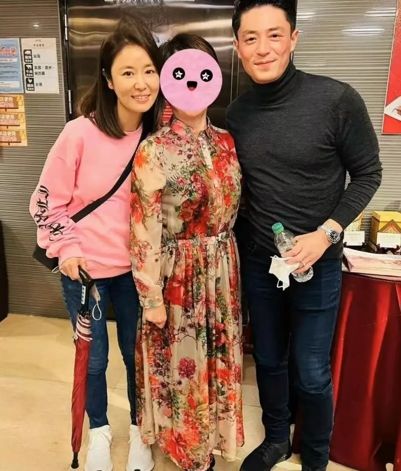 Mới đây, một người bạn chia sẻ hình ảnh chụp cùng Hoắc Kiến Hoa và Lâm Tâm Như trong những ngày đầu năm. Dù ăn vận đơn giản nhưng cặp sao vẫn vô cùng nổi bật. Nhiều cư dân mạng bày tỏ ghen tỵ với cuộc sống hôn nhân hạnh phúc của Hoắc Kiến Hoa và Lâm Tâm Như.