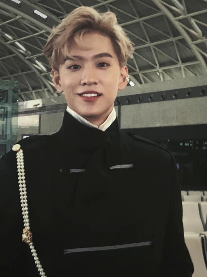 Dư Cảnh Thiên xuất hiện tại sân bay về Trung Quốc sau một khoảng thời gian du học tại đại học New York. Tạo hình tóc nhuộm nâu vàng kim với áo khoác đen của Dư Cảnh Thiên được khen như một vị hoàng tử.