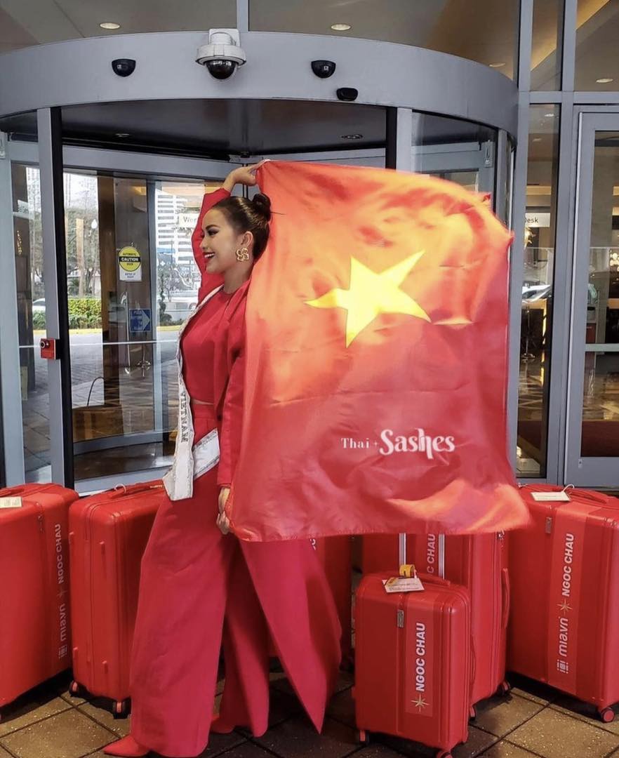 Video: Ngọc Châu hô vang hai tiếng 'Việt Nam', thần thái chặt chém ngày đầu nhập cuộc Miss Universe - Ảnh 2