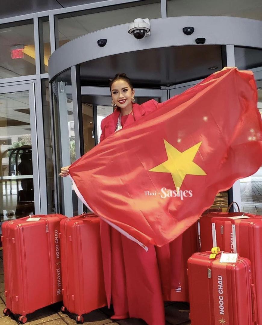 Video: Ngọc Châu hô vang hai tiếng 'Việt Nam', thần thái chặt chém ngày đầu nhập cuộc Miss Universe - Ảnh 1