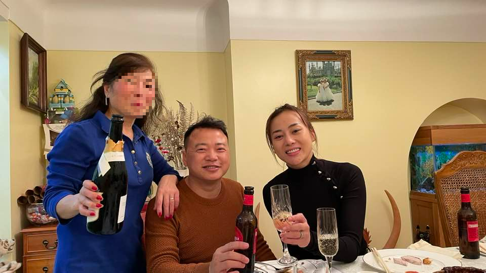 Cả hai không giấu được hạnh phúc. Ảnh: FB