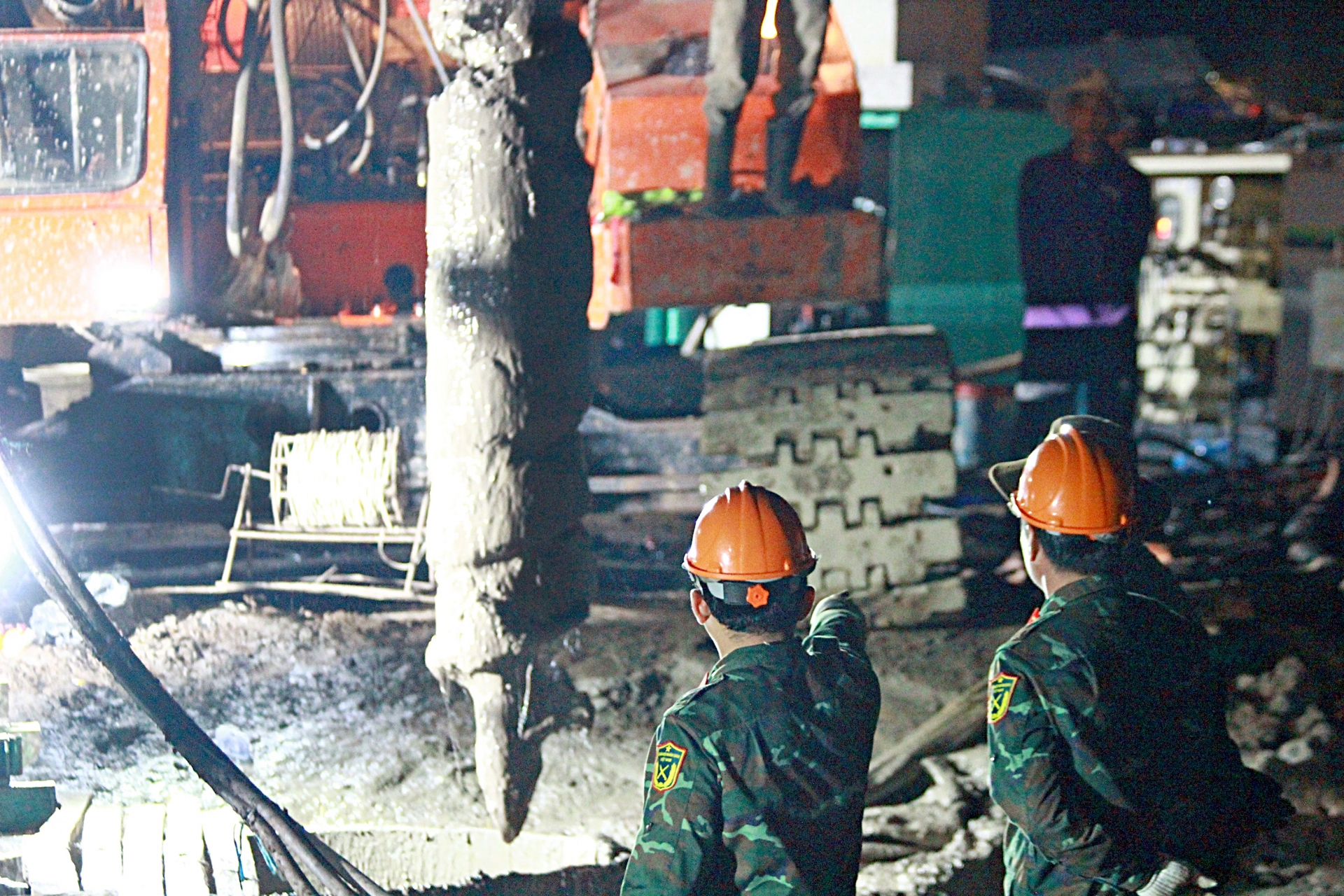 Chính quyền tỉnh Đồng Tháp khẳng định bé Hạo Nam đã tử vong và chuyển sang phương án tìm thi thể. Ảnh: Tuổi Trẻ