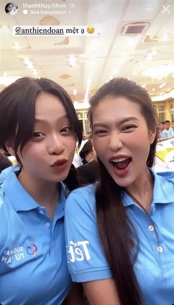 Thanh Thủy để lộ những nốt mụn, khuyết điểm trên gương mặt khi chung khung hình với Thiên Ân, điều này khiến fan lo lắngi. Ảnh: Chụp màn hình Thanh Thủy để lộ những nốt mụn, khuyết điểm trên gương mặt khi chung khung hình với Thiên Ân, điều này khiến fan lo lắngi. Ảnh: Chụp màn hình