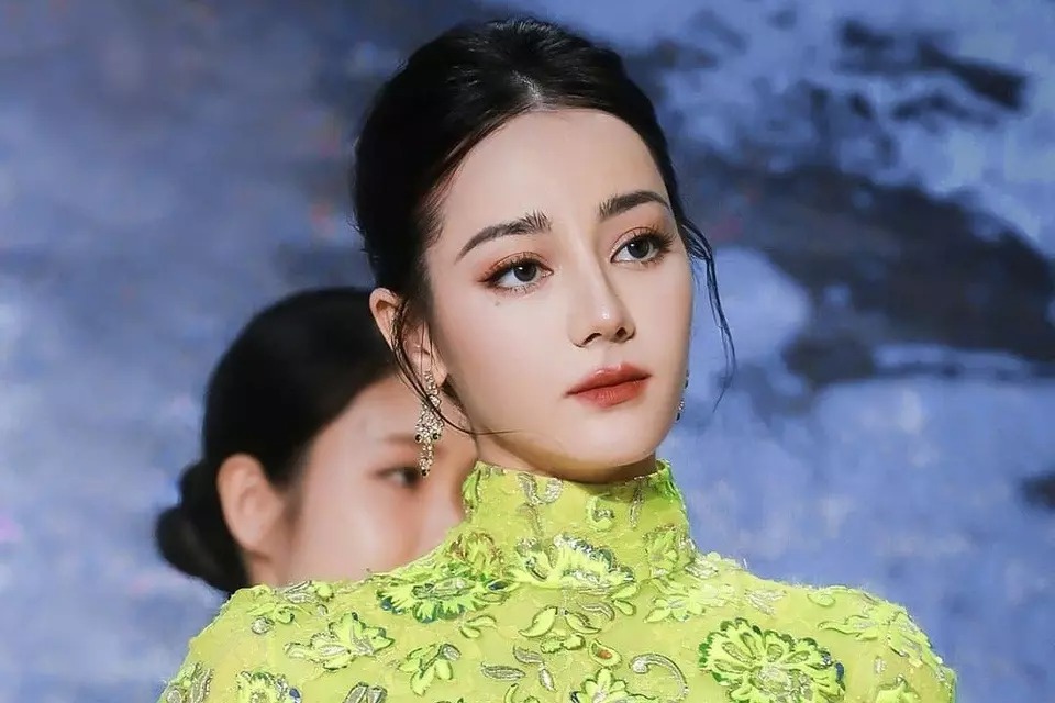 Ngày 4/1, trang 163 đưa tin văn phòng đại diện của Địch Lệ Nhiệt Ba cho biết đã thu thập chứng cứ, nhờ pháp luật can thiệp để ngăn chặn các hành vi phát tán thông tin sai sự thật về nữ diễn viên. Thời gian qua, mỹ nhân Tân Cương vướng không ít tin đồn liên quan đến chuyện tình cảm.