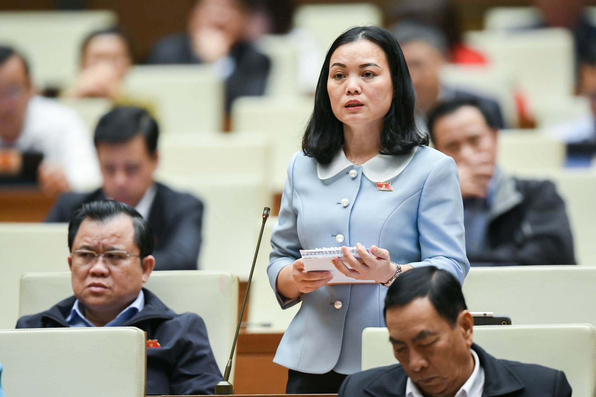 Đại biểu Huỳnh Thị Phúc cho rằng ban hành các văn bản khác để giải quyết các vấn đề còn tồn tại trong thời gian qua.