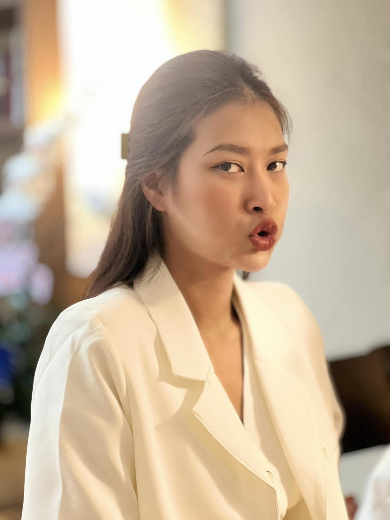 Đoàn Thiên Ân đẹp bất chấp dù là ảnh chụp lén. Ảnh: FBNV