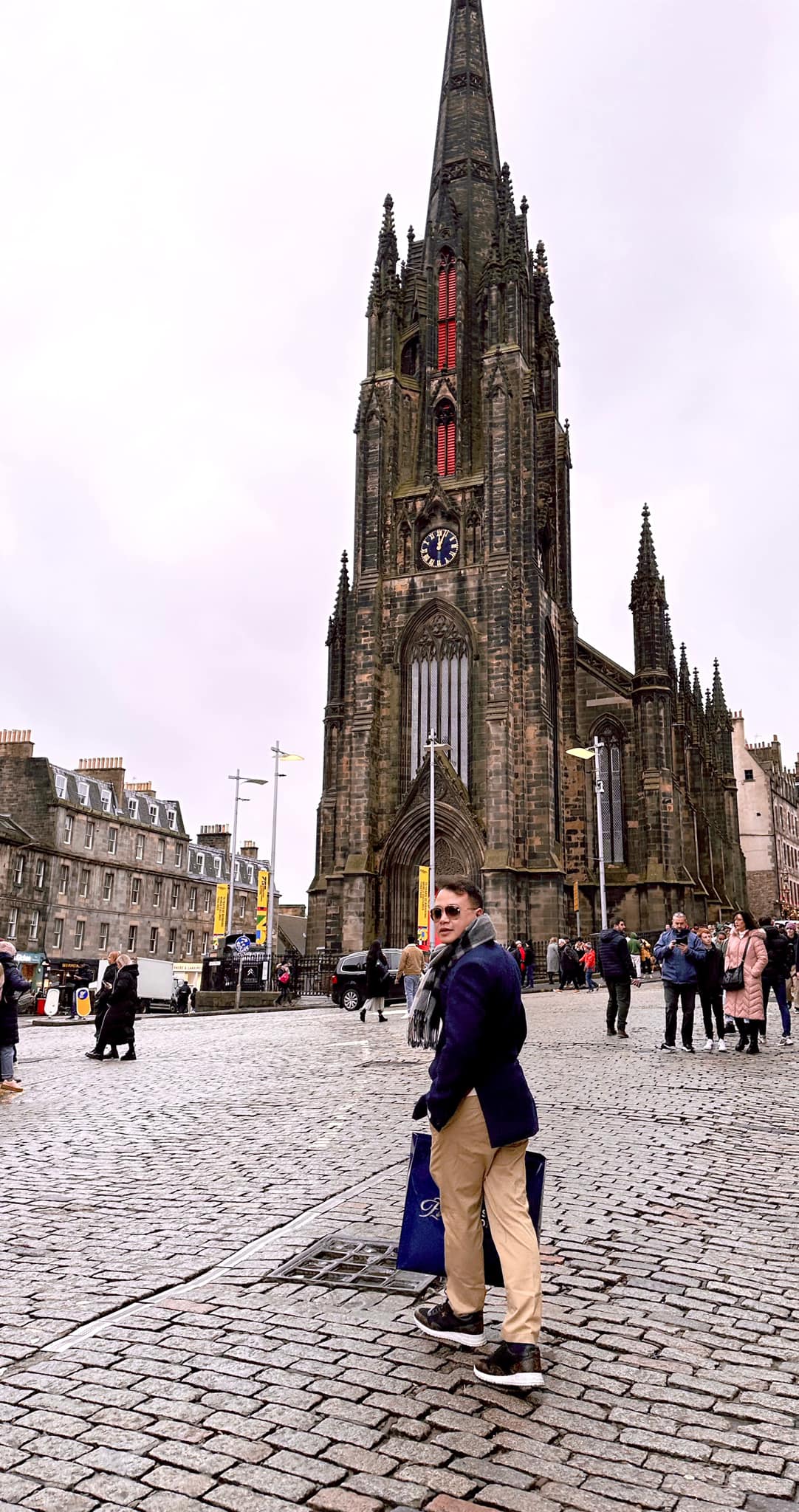 Shark Bình chăm chỉ mua sắm đồ hiệu. Ảnh: Facebook Shark Bình