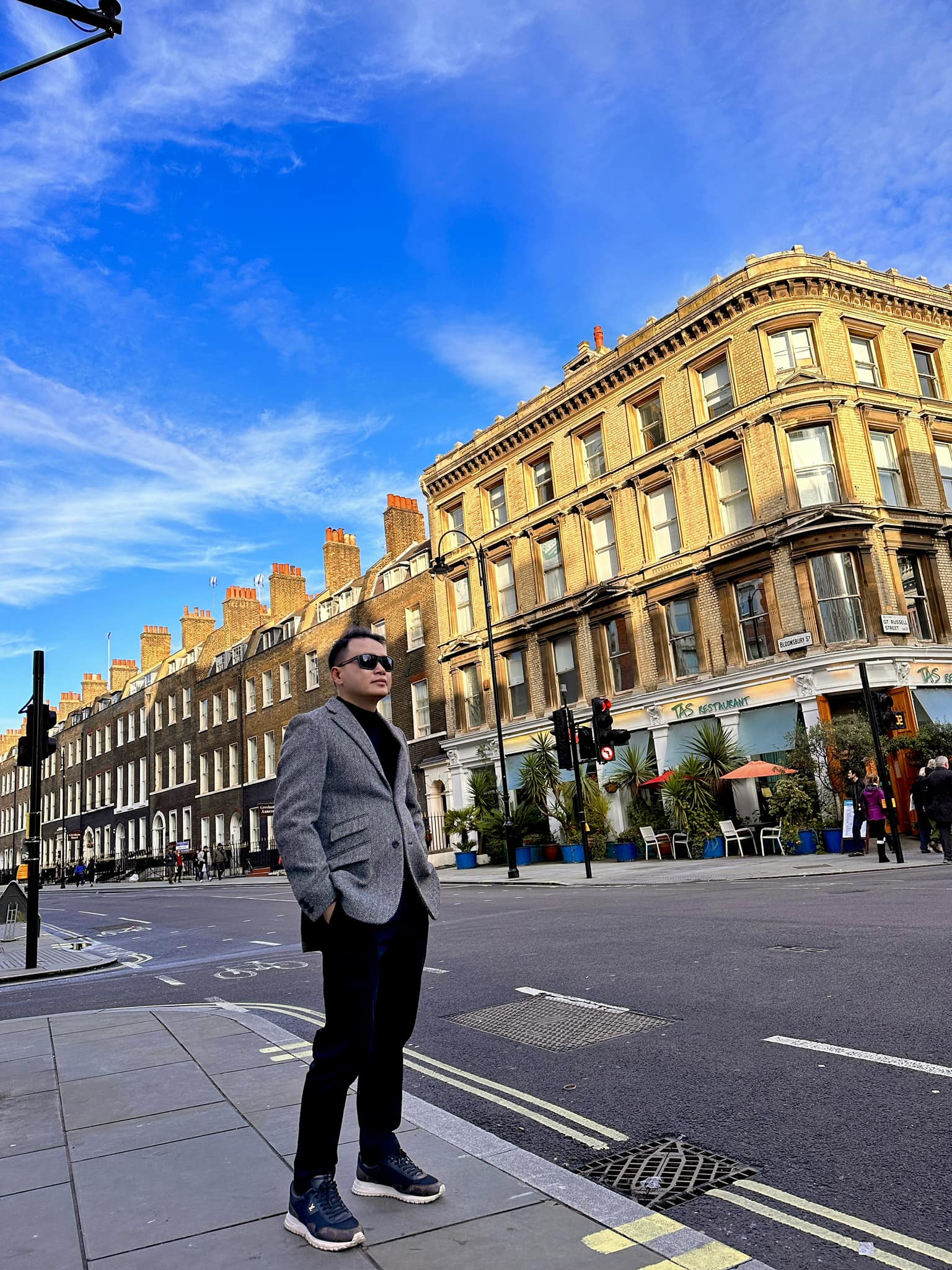 Nam doanh nhân tích cực 'sống ảo' tại những khu vực nổi tiếng