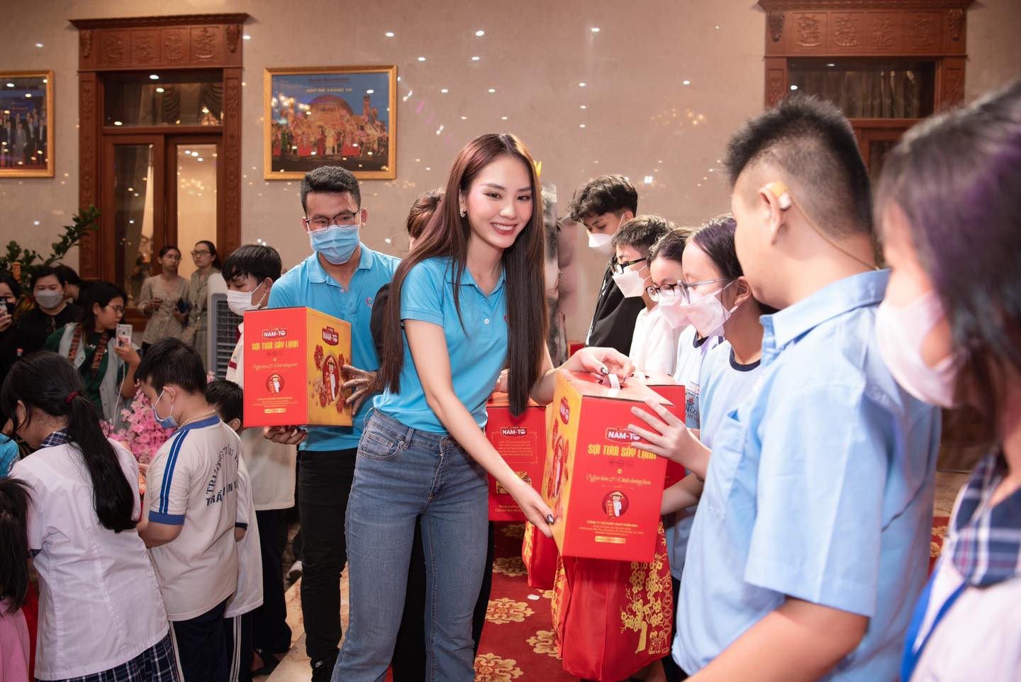 Hoa hậu Mai Phương thường xuyên có những đóng góp thiết thực cho cộng đồng. Ảnh: FBNV