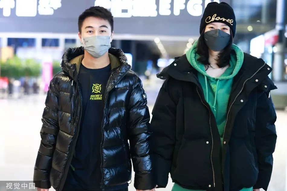 Mới đây, truyền thông xứ Trung ghi được hình ảnh Hề Mộng Dao và ông xã Hà Du Quân cùng xuất hiện tại sân bay Hồng Kiều (Thượng Hải). Đặc biệt, cả hai luôn nắm chặt tay nhau, khi thấy ống kính phóng viên, cả Hề Mộng Dao lẫn Hà Du Quân đều thân thiện gửi lời chào. 