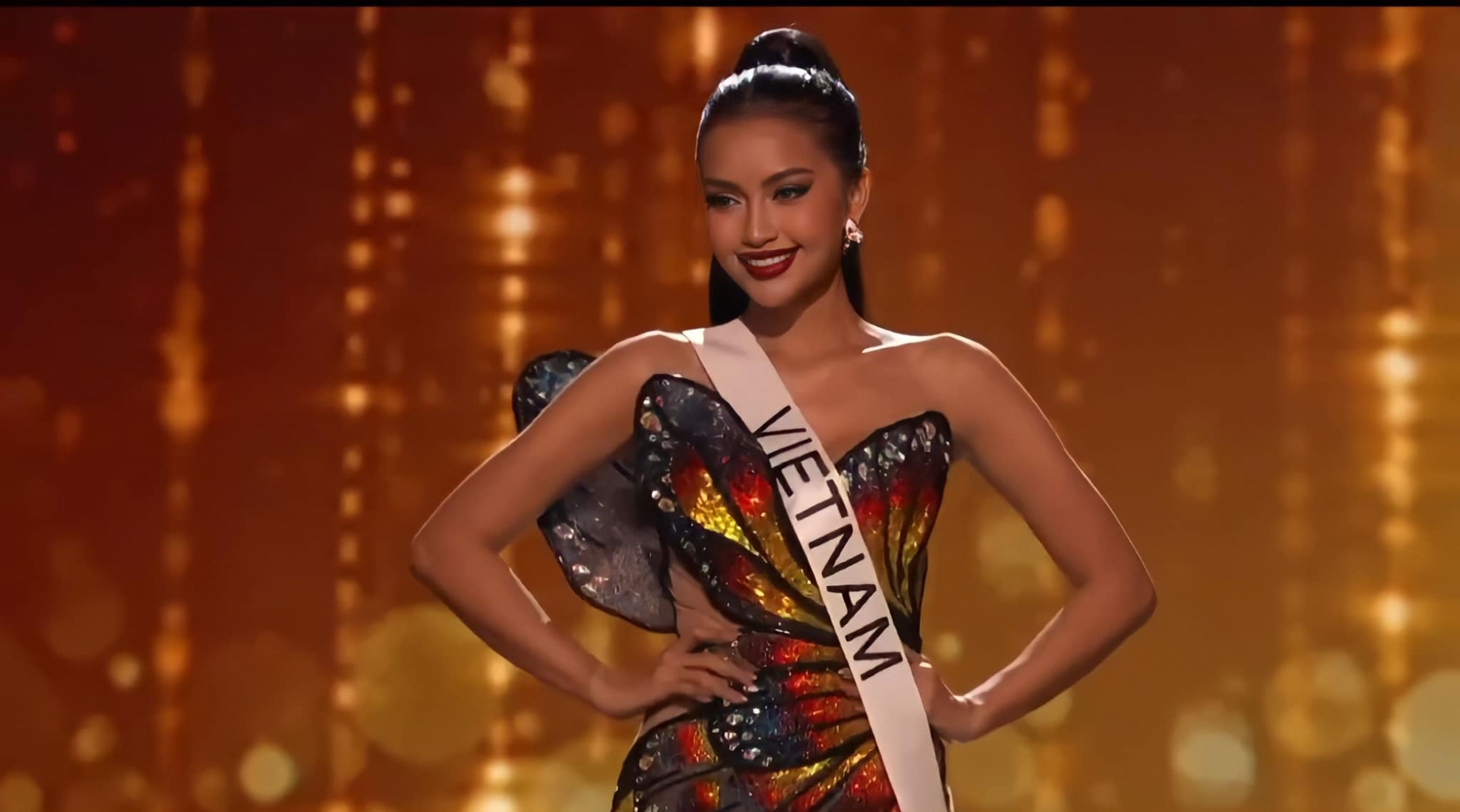 Bán kết Miss Universe 2022: Ngọc Châu hô vang 2 tiếng Việt Nam, càn quét sàn diễn với thần thái đỉnh  - Ảnh 4