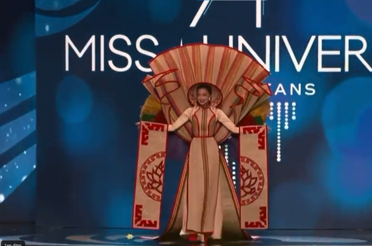 Ngọc Châu trình diễn thiết kế Chiếu Cà Mau. 