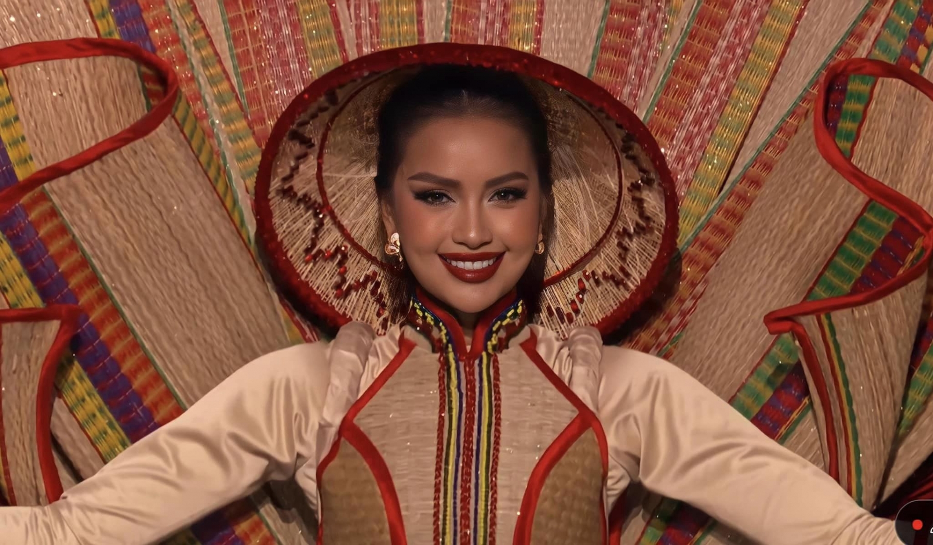 Bán kết Miss Universe 2022: Ngọc Châu hô vang 2 tiếng Việt Nam, càn quét sàn diễn với thần thái đỉnh  - Ảnh 7