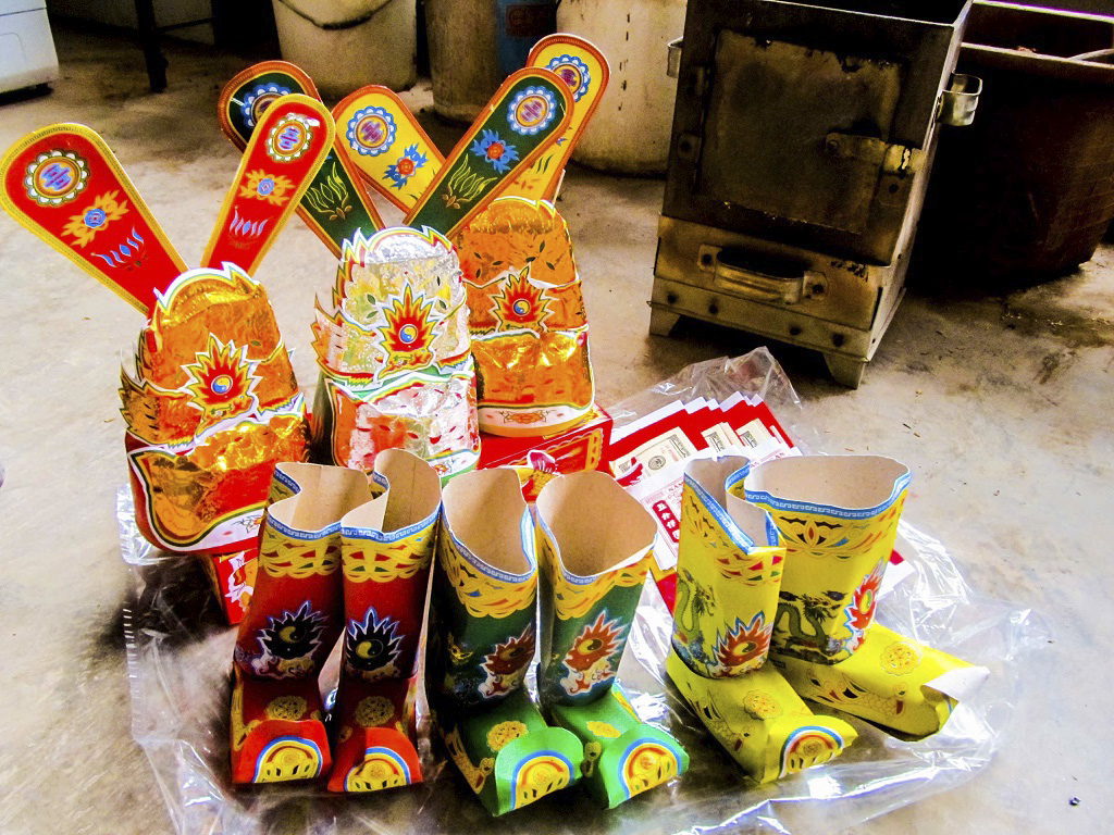 Vàng mã cúng ông Công ông Táo 23 tháng chạp