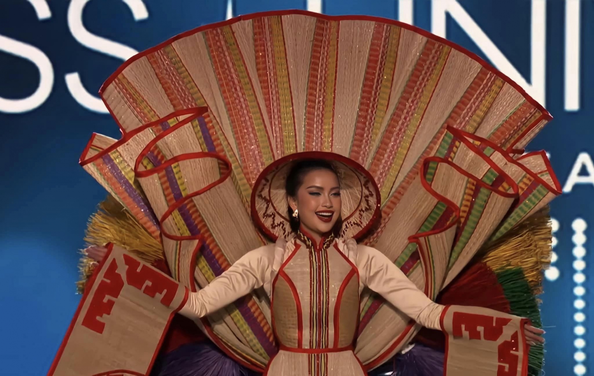 Ngọc Châu rạng rỡ trong trang phục dân tộc 'Chiếu Cà Mau' tại bán kết Miss Universe 2022. Ảnh: FBNV