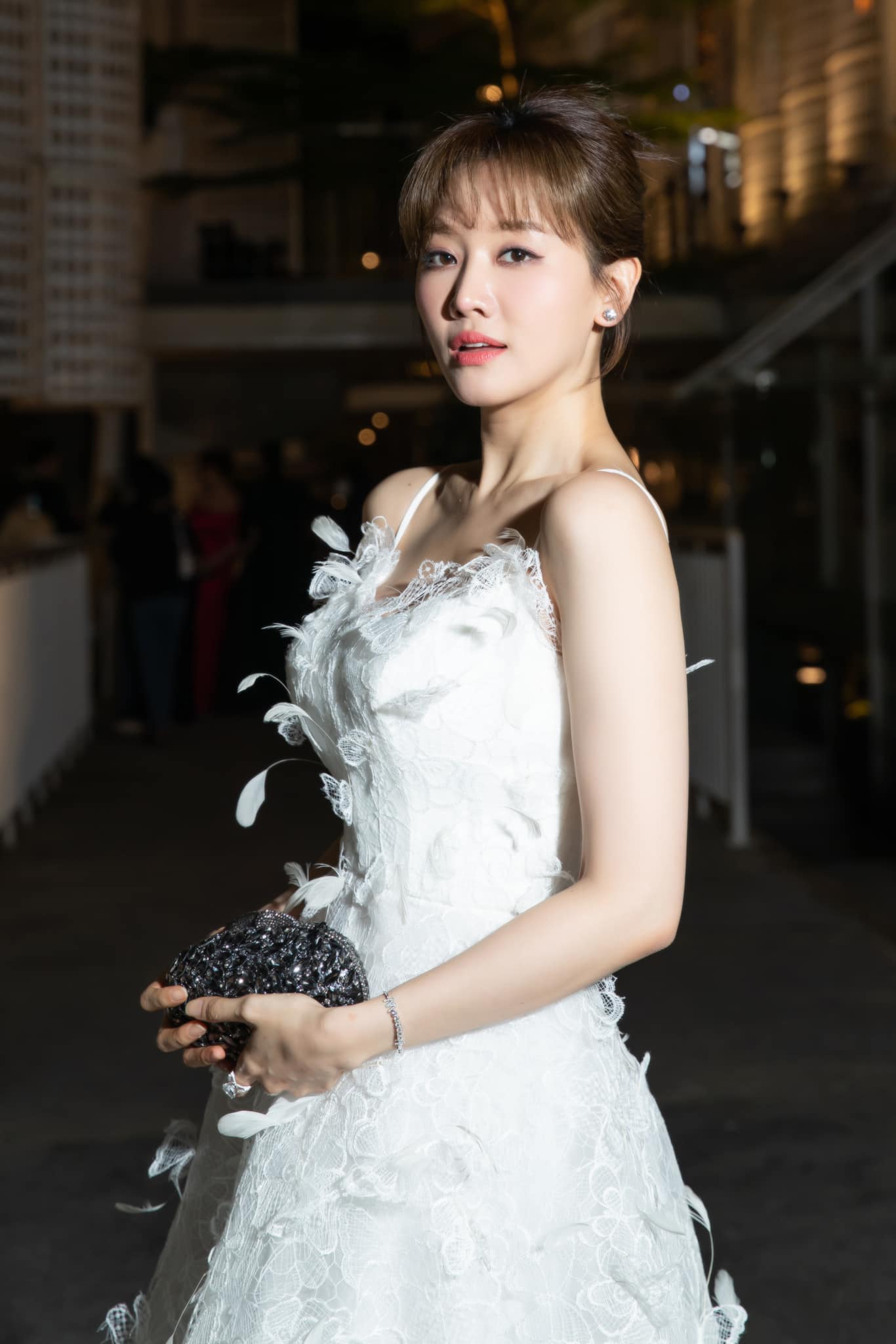 Hari Won từng gặp biến cố sức khỏe, cô phải đi viện thăm khám, điều trị. Ảnh: FB Hari Won