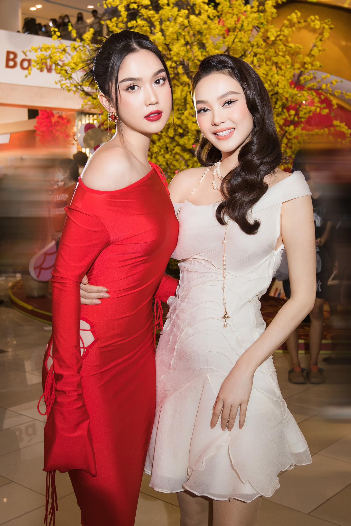 Ngọc Trinh - Minh Hằng gấp đôi visual khi đứng chung khung hình