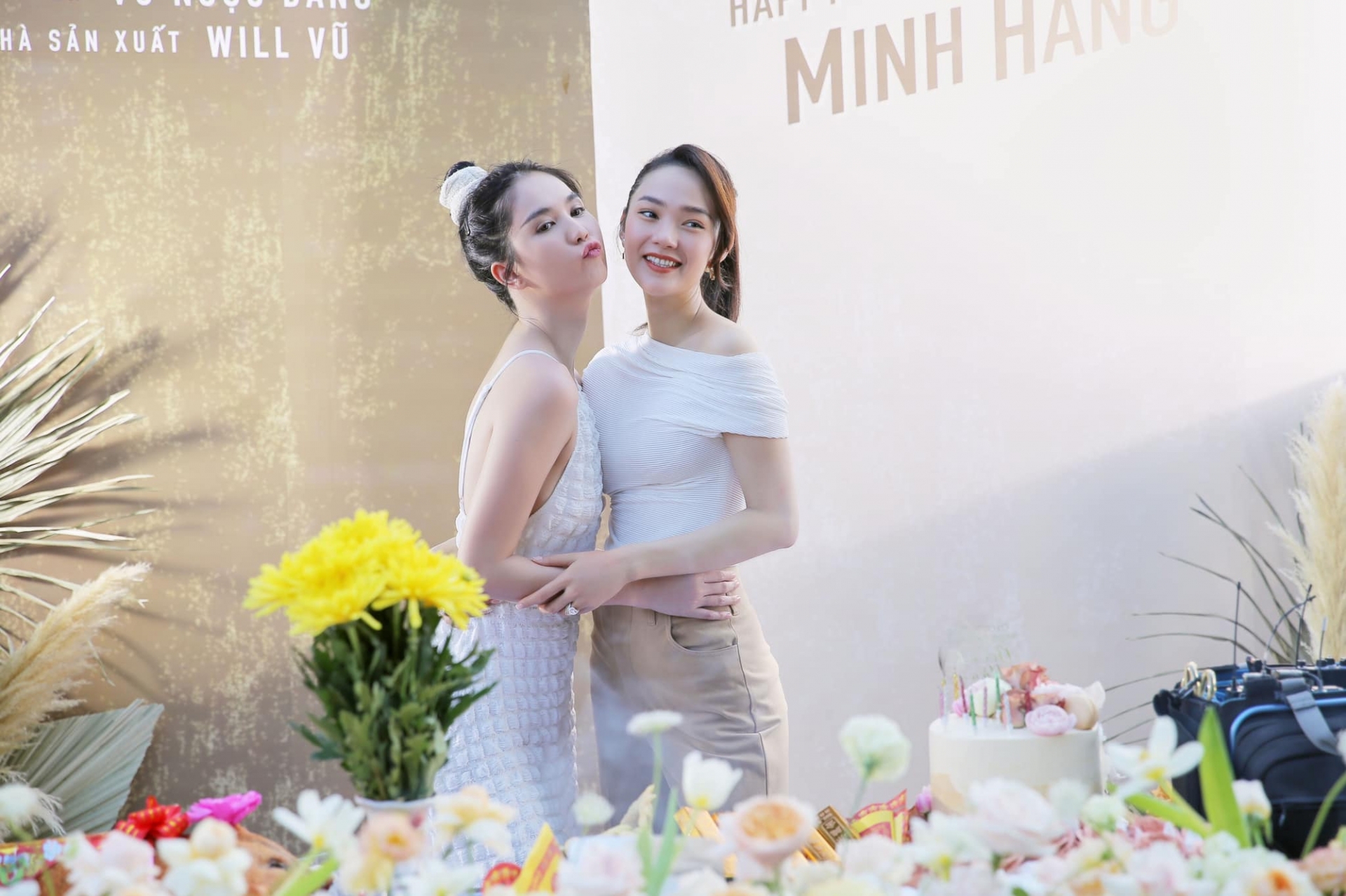 Ngọc Trinh kết hợp với 'chị đại showbiz' - Minh Hằng trong dự án điện ảnh Chị Chị Em Em 2