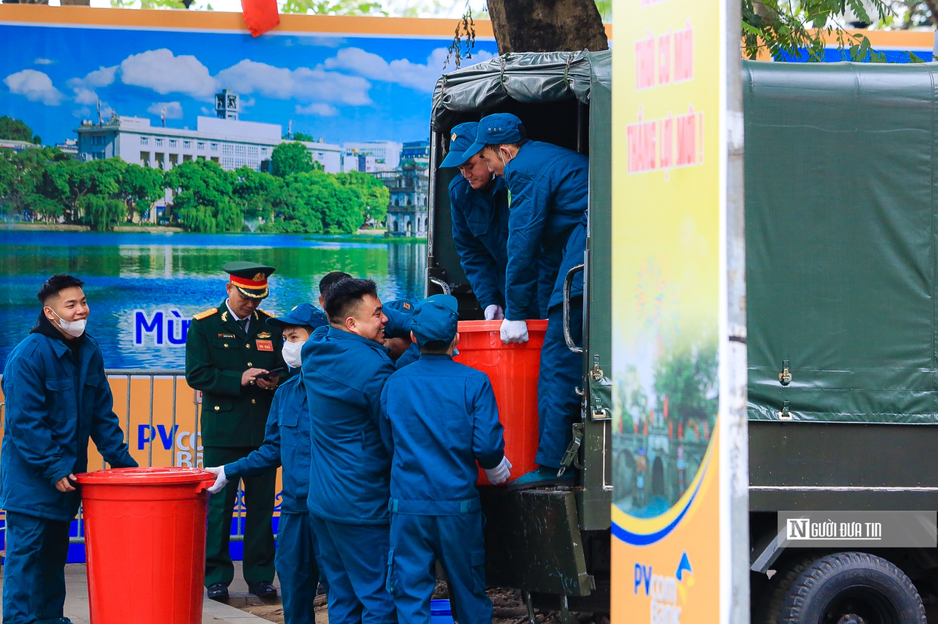 Xe cứu thương, xe cứu hoả và nhiều phương tiện chuyên dụng cũng được huy động tới để ứng phó trước những sự cố phát sinh.