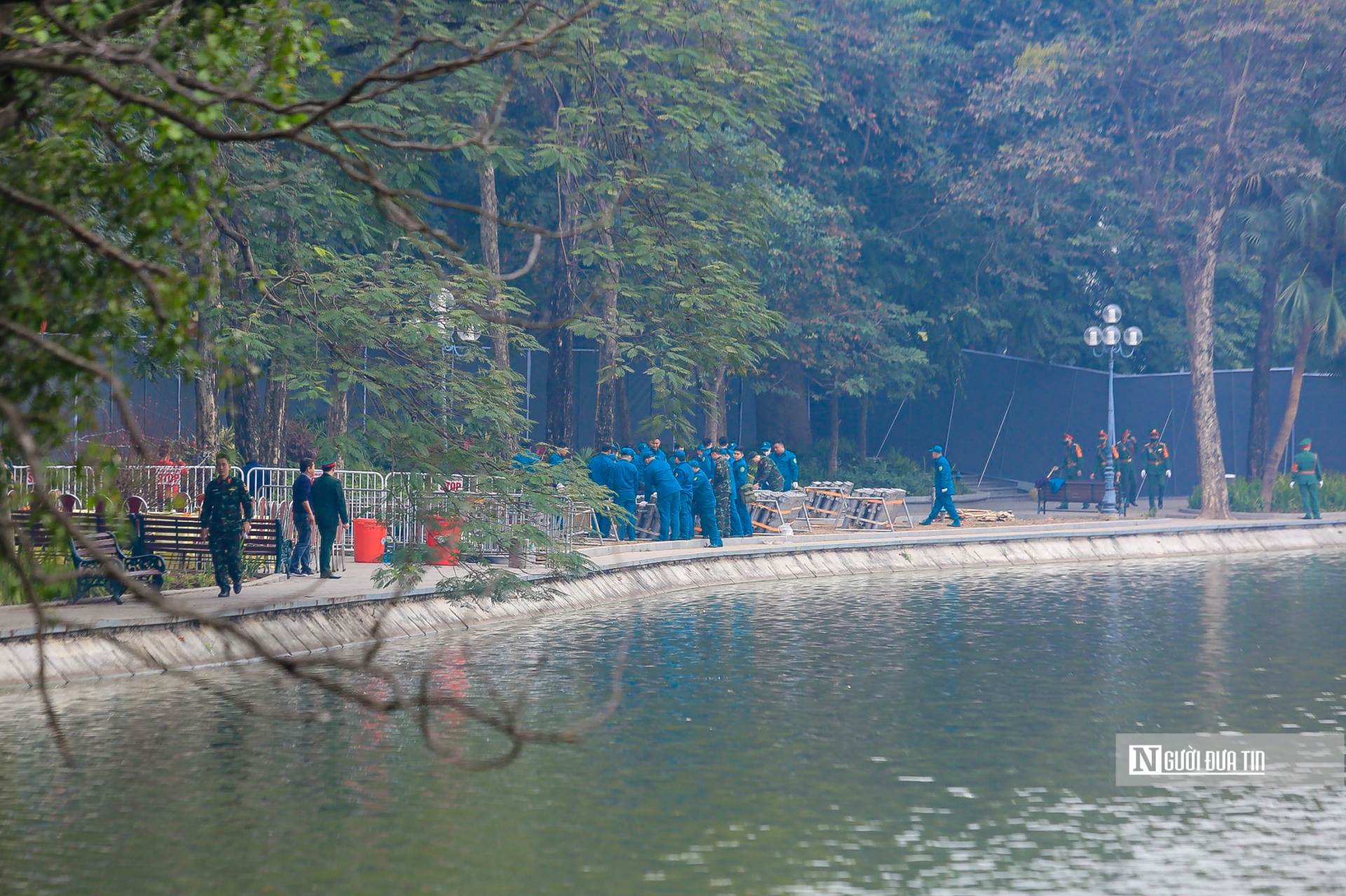 Bên trong, lực lượng quân đội đang gấp rút thiết lập trận địa pháo hoa.