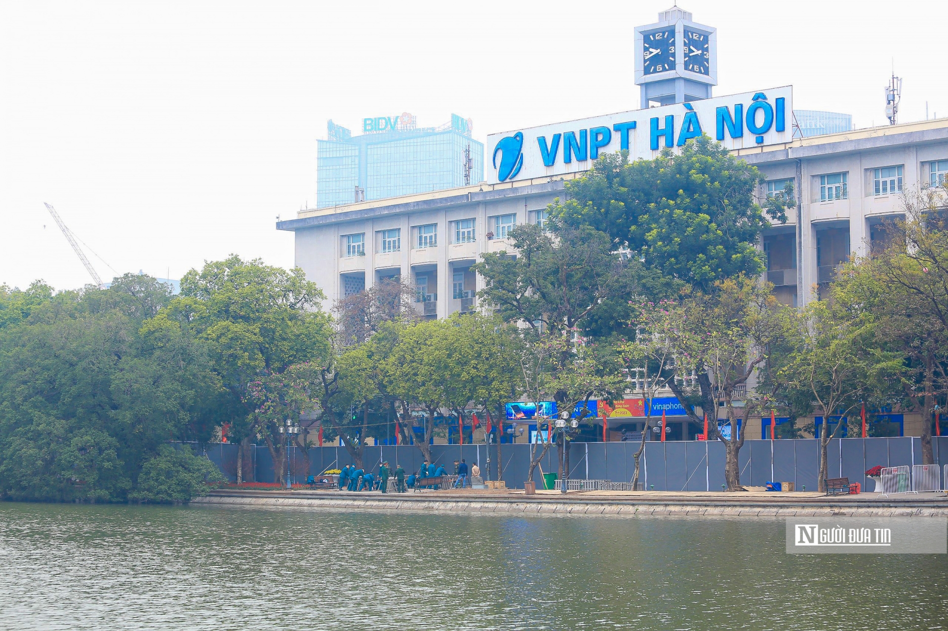 Theo ghi nhận của Người Đưa Tin tại địa điểm Hồ Gươm, khu vực này được chia làm 2 trận địa ở trước Trụ sở báo Hà Nội Mới và trước Bưu điện Hà Nội.