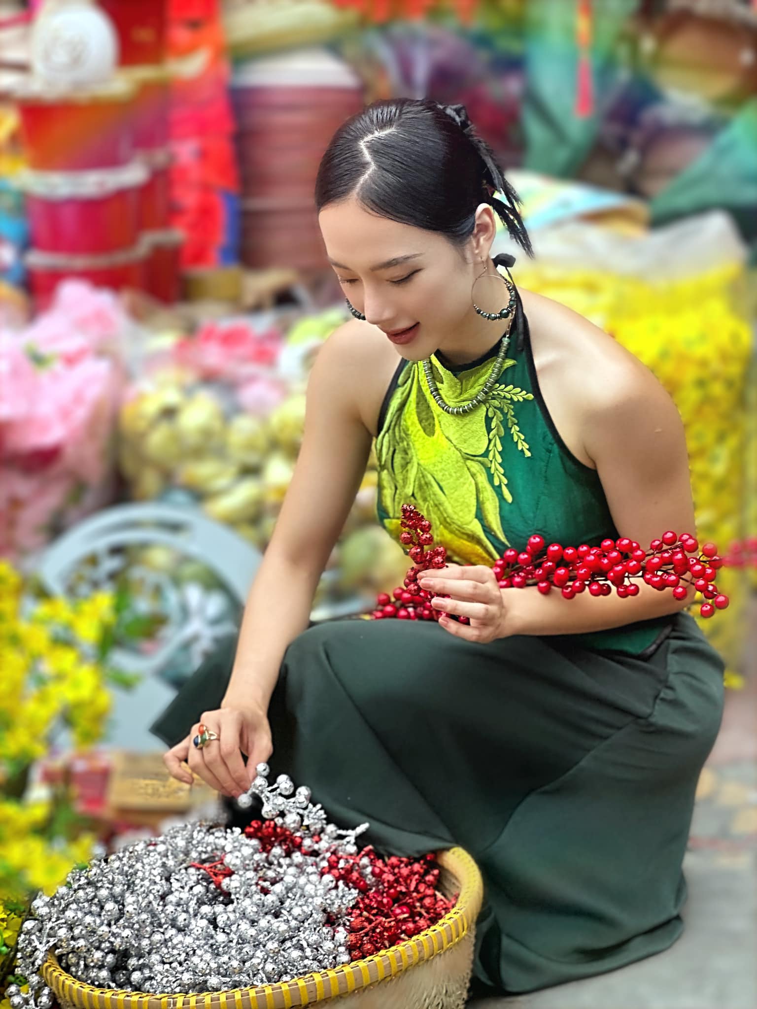 Angela Phương Trinh tung bộ ảnh mới khoe nhan sắc giữa chợ hoa