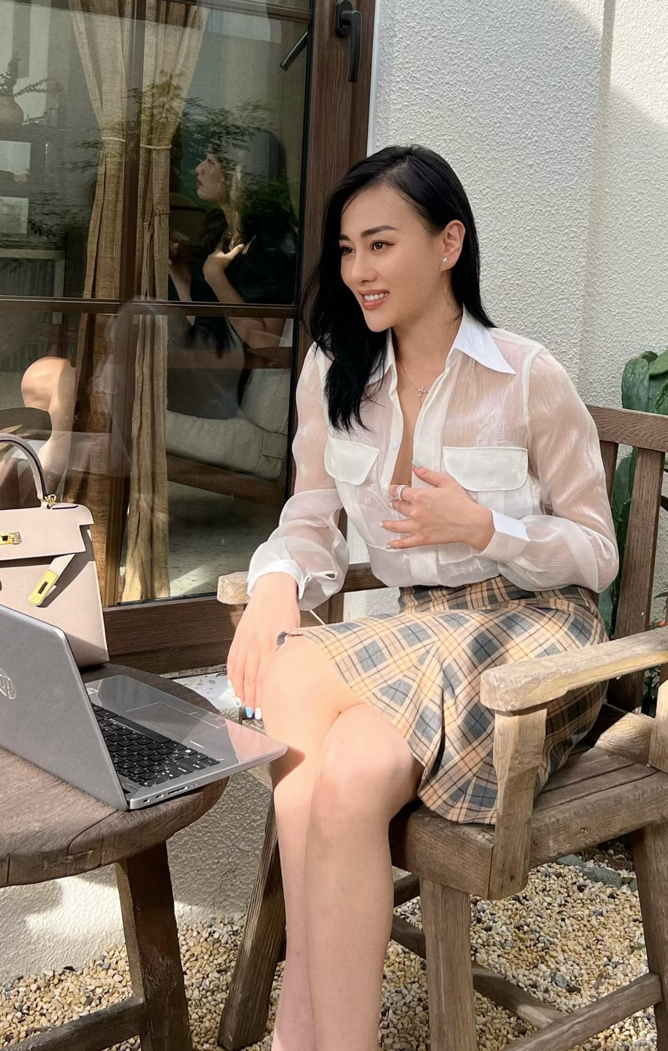 Phương Oanh cảm thấy có lỗi khi để những ồn ào cá nhân ảnh hưởng đến gia đình và bạn bè. Ảnh: FBNV