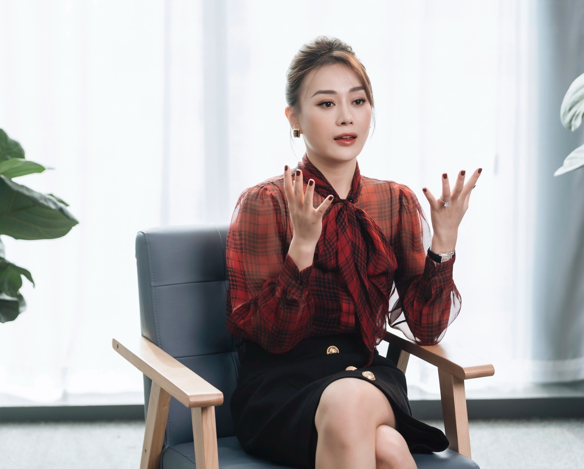 Phương Oanh vướng phải làn sóng chỉ trích đến từ dư luận sau khi công khai chuyện tình cảm với Shark Bình. Ảnh: Thể Thao Văn Hóa