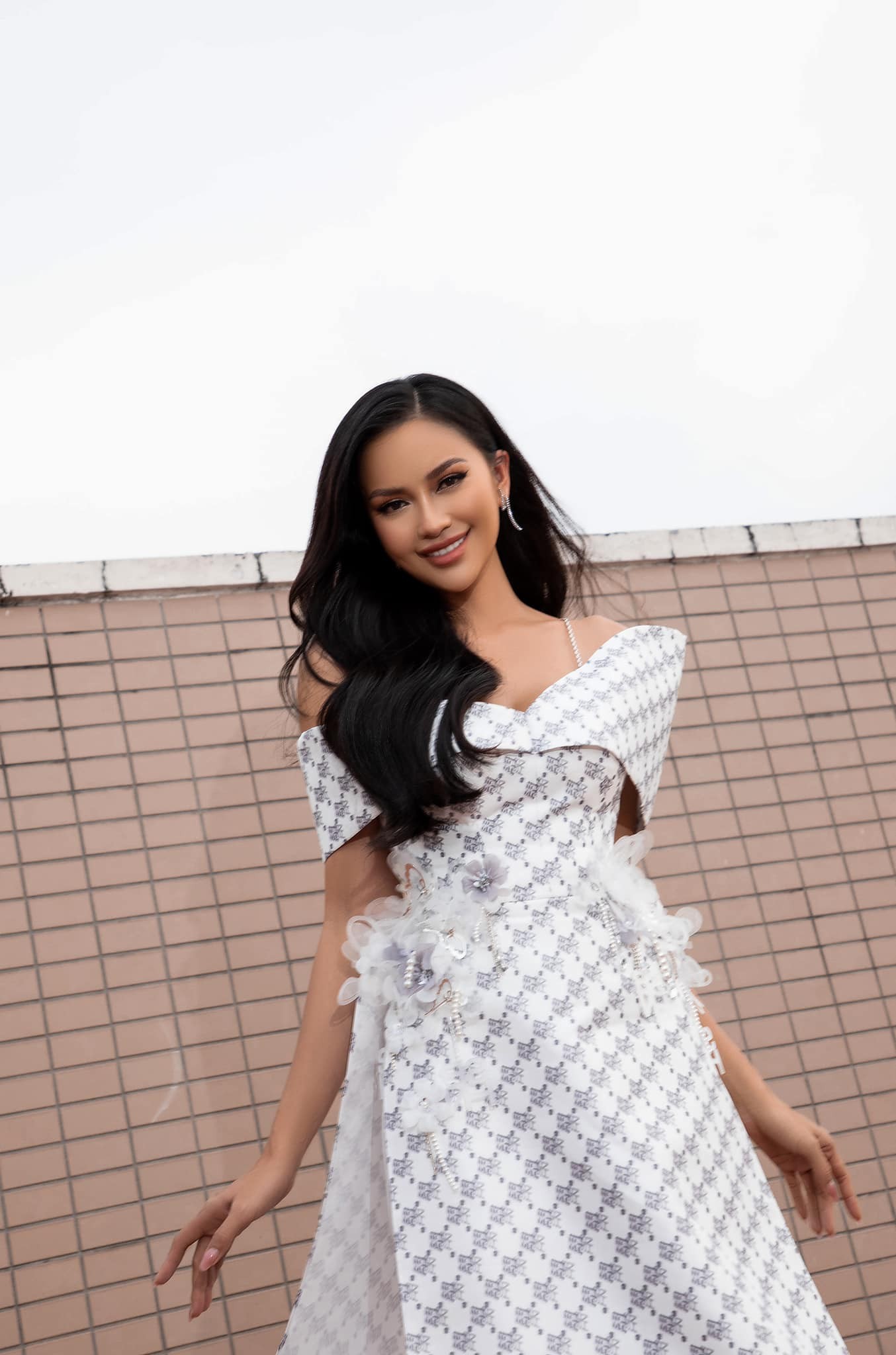 Ngọc Châu vướng phải không ít ồn ào, trong đó có lùm xùm khai gian học vấn