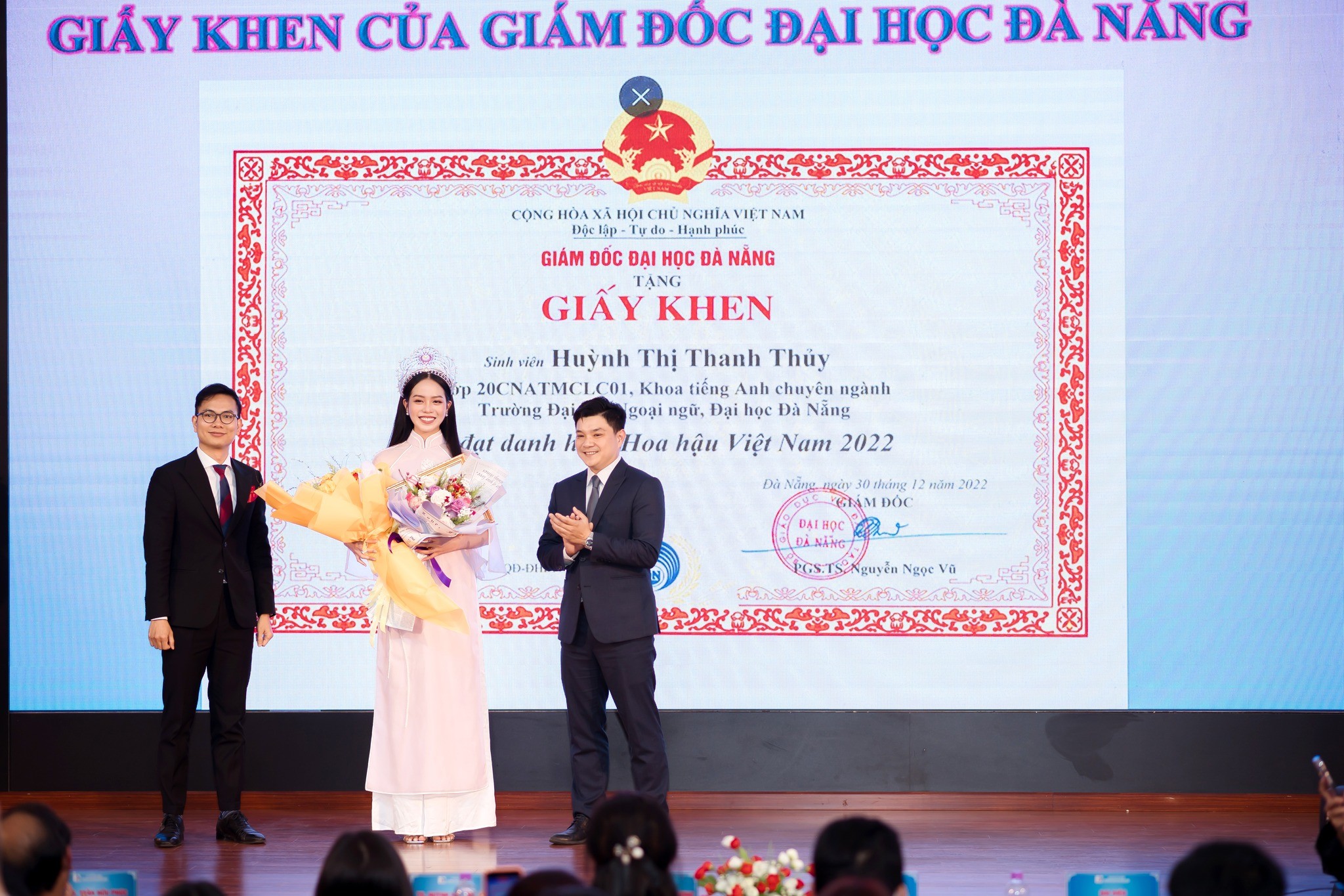 Thanh Thủy xuất sắc nhận được bằng khen và học bổng từ trường đang theo học sau khi đạt thành tích cao tại cuộc thi Hoa hậu Việt Nam