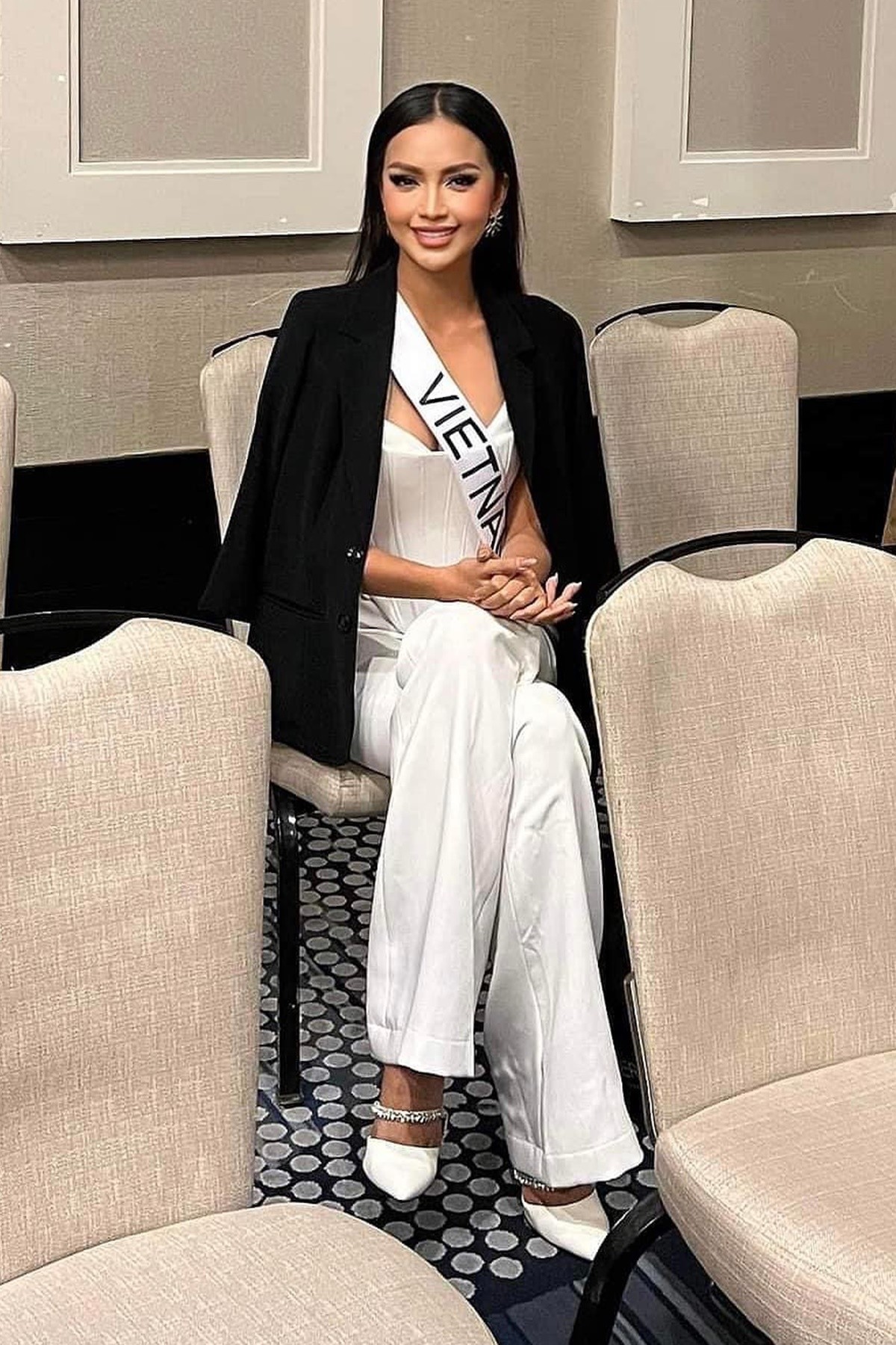 Ngọc Châu rạng rỡ trong vòng thi phỏng vấn kín của Miss Universe 2022