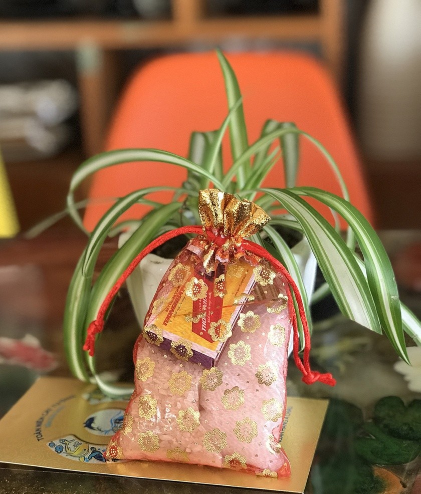 Gạo muối đặt trên bàn thờ rằm tháng Giêng với công dụng xua đuổi tà ma, đen đủi,