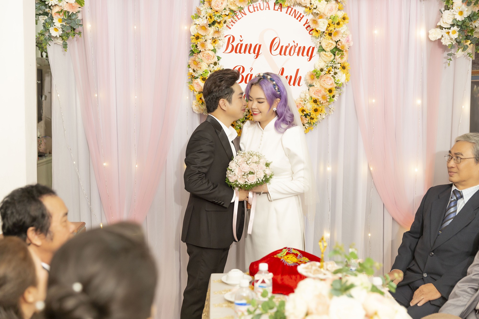 Ca sĩ Bằng Cường và ca sĩ Bảo Anh hạnh phúc tại buổi lễ gia tiên trước sự chứng kiến của hai bên gia đình