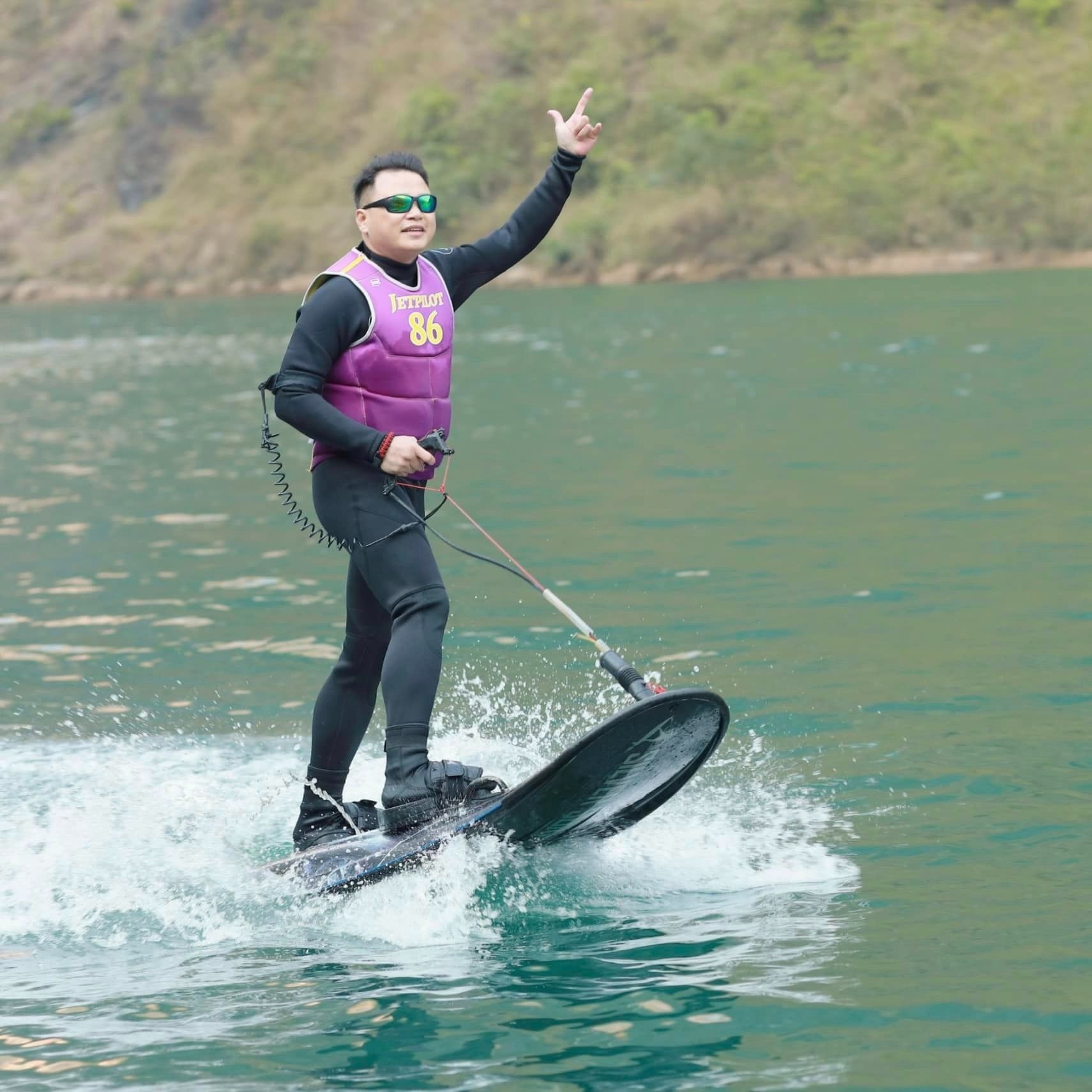 Từ ngày yêu Phương Oanh, Shark Bình trông trẻ trung hẳn ra