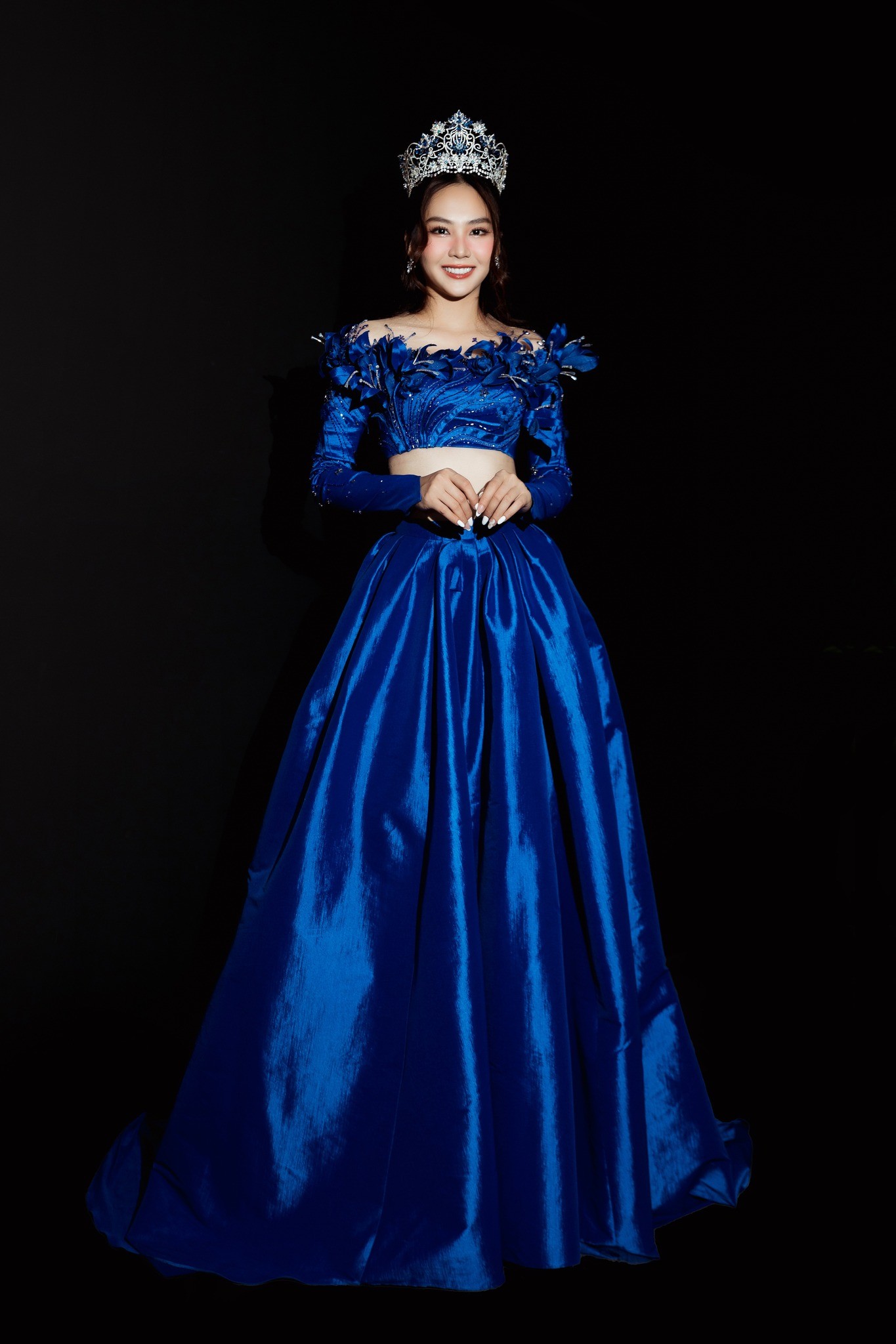 Cô liên tục dùng tay che vòng 2