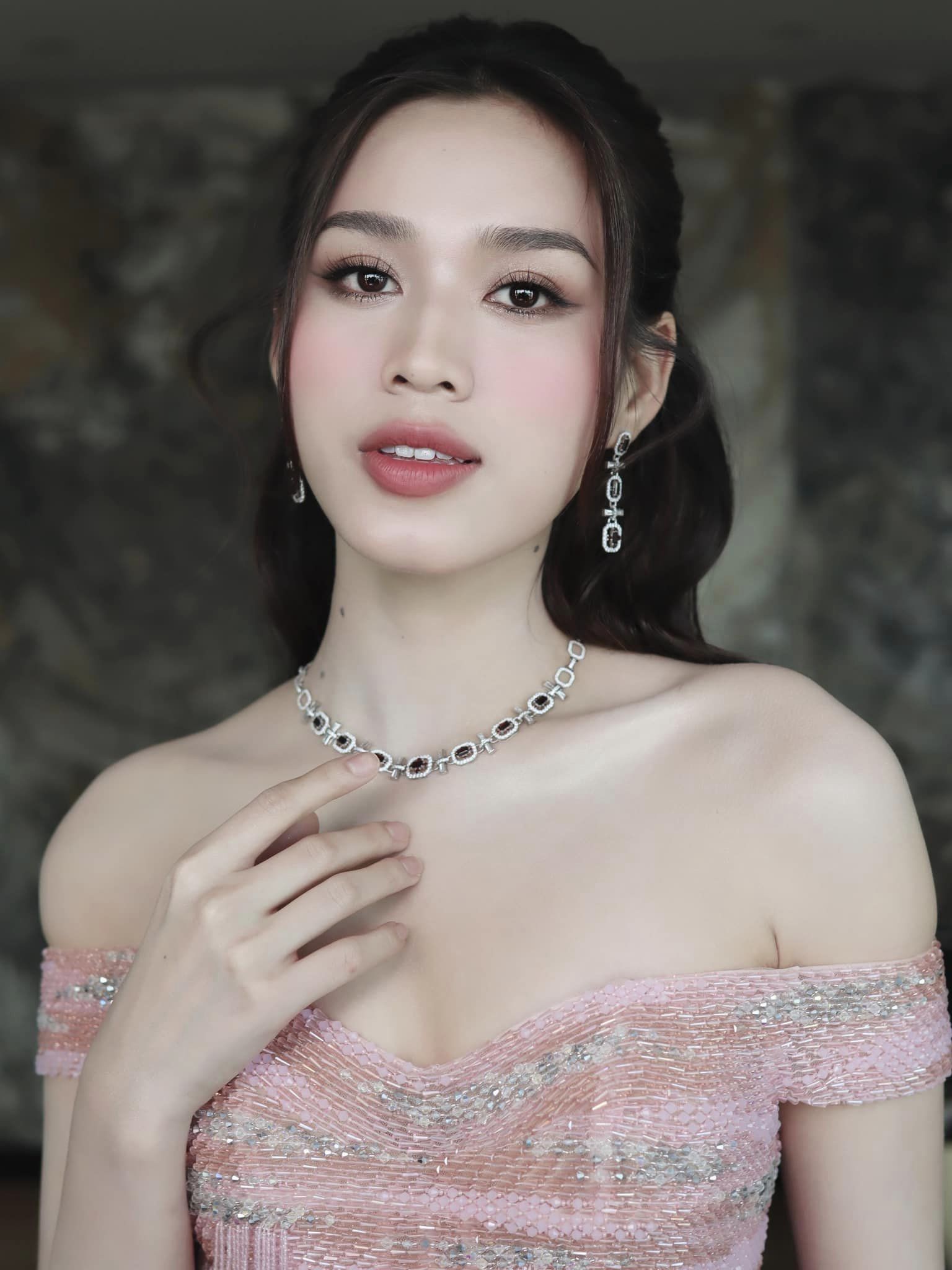 Sau 3 năm đăng quang Hoa hậu Việt Nam, Đỗ Thị Hà ngày càng có sự 'lột xác' về nhan sắc lẫn thần thái