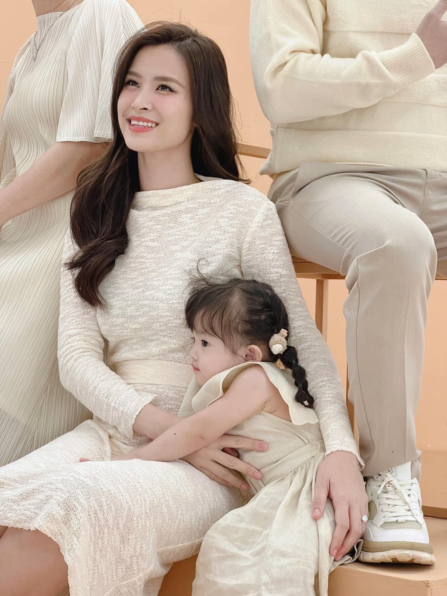 Một số 'thánh soi' phát hiện ra vòng bụng của Đông Nhi 'căng phồng' thất thường