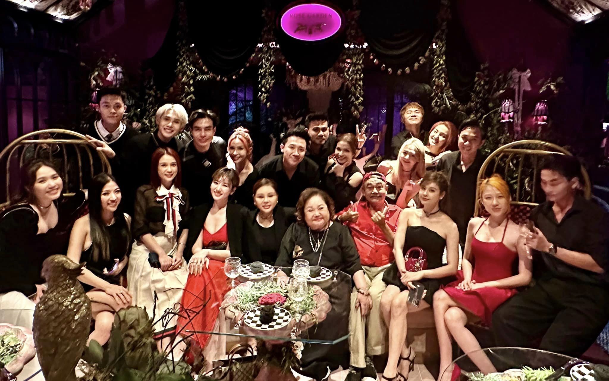 Hari Won cùng nhiều đồng nghiệp thân thiết đã có mặt để chúc mừng sinh nhật Trấn Thành